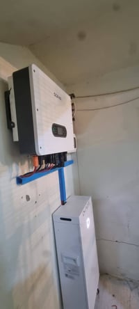 منظومة شمسية • انفرتر 6 كيلوواط • بطارية 14.4 كيلوواط