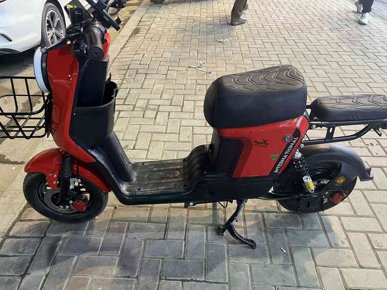 دراجه r 9  للبيع خمس بطاريات كبار كلشي شغال بيها السعر 300   /***********
