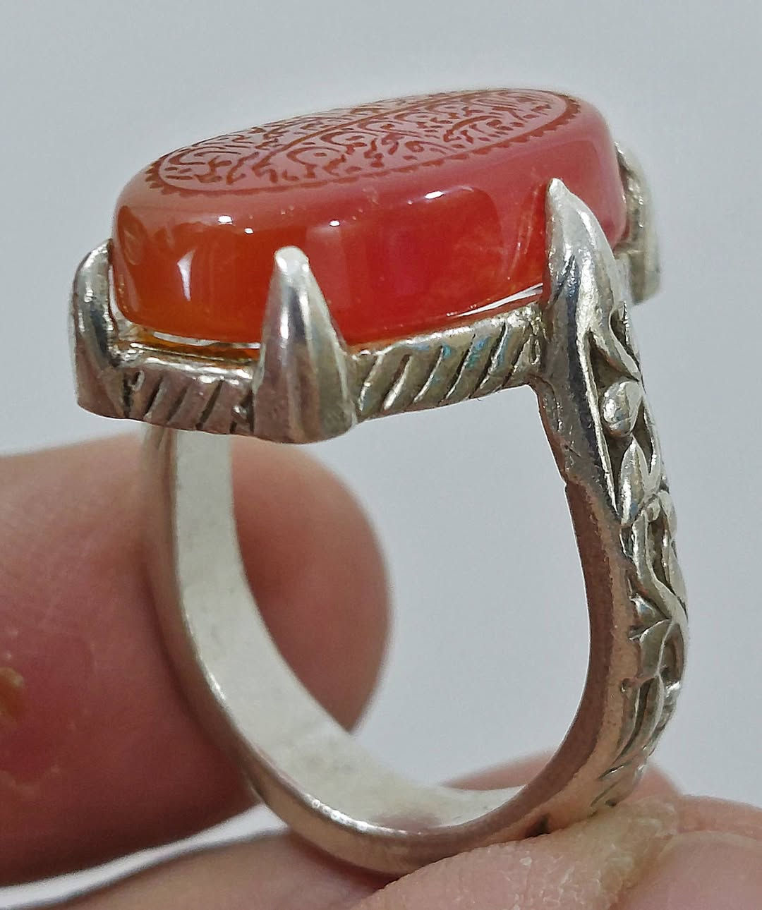 خاتم عقيق زعفراني منقوش ومن يتق الله يجعل له مخرجا.... صياغة يدوية بغداد ***********
