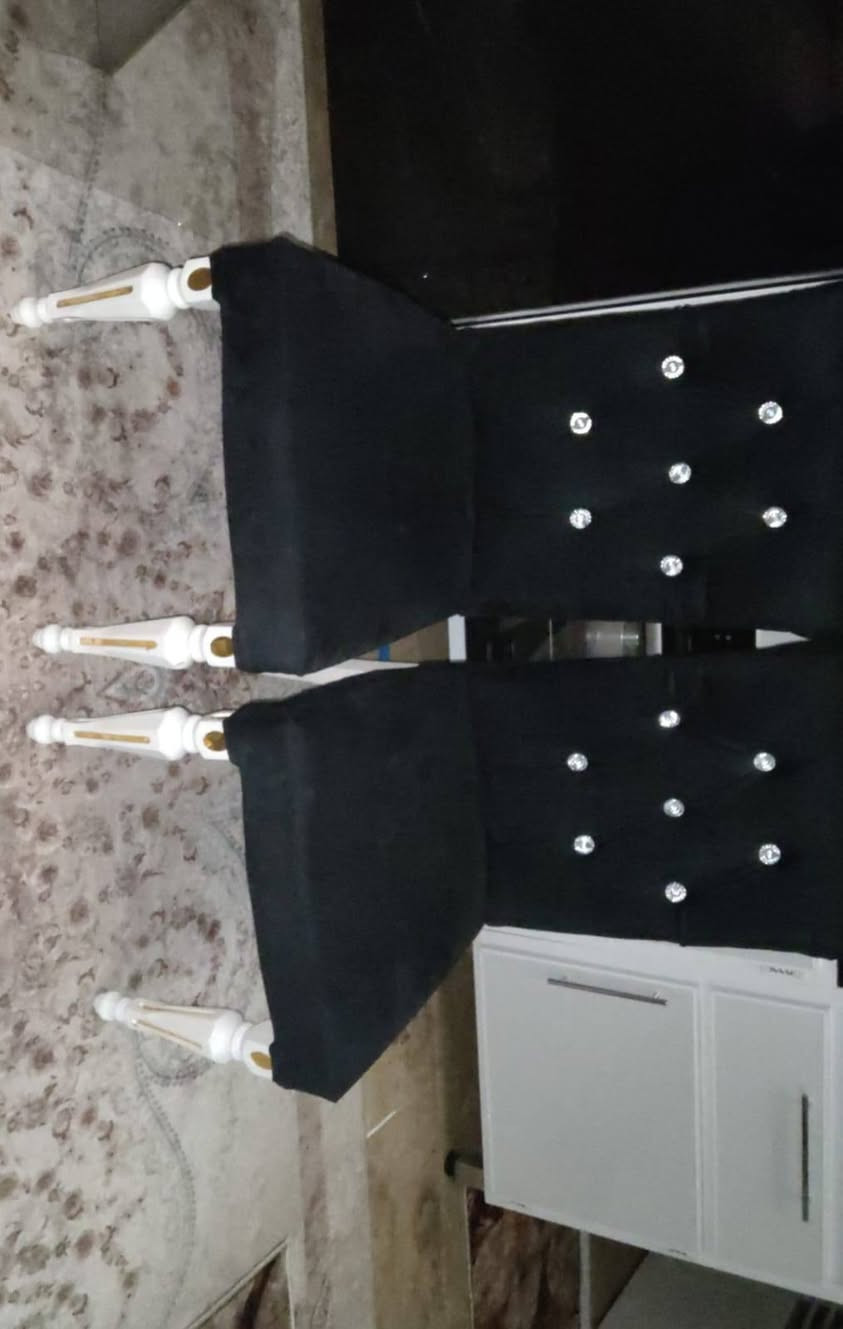 ميز طعام
خشب زان تركي ثقيل نظيف ١٠٠٪ 
طوله ١٨٠ 
عرضه ٩٠ 
مع ٦ كراسي 
السعر ٤٠٠
العنوان بغداد البلديات ضياء الحلفي قرب علوه ام البنين
للانصال***********
