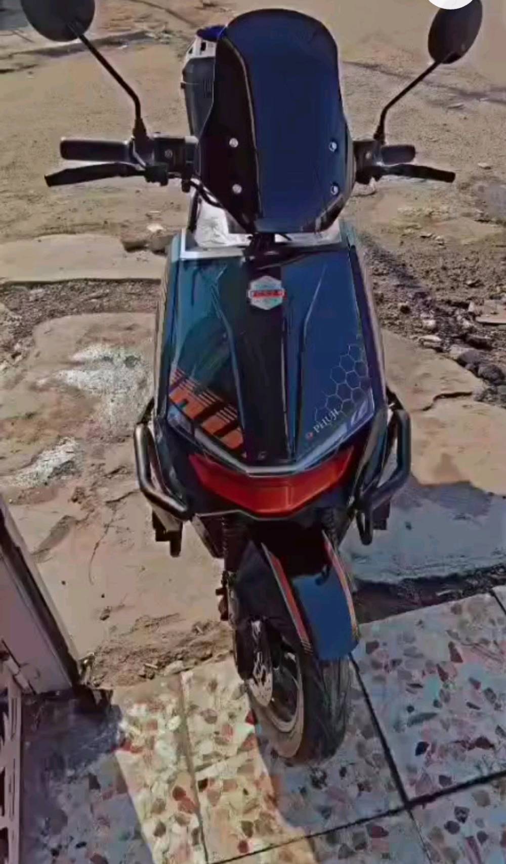 سلام عليكم دراجه طاعون شحن موديل 2026 ملف ٢٠٠٠ 
٦ باتري تمشيك70 كيلو السرعه ٩٠ حقيقي اربعه كير الدراجه مستخدمه فقط شهرين سعر 900الف وبيها جمال العنوان بغداد الرقم *********** 