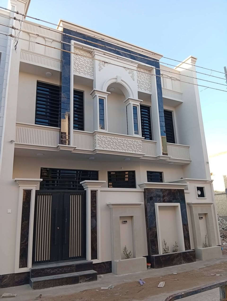 بيت للبيع مساحه 100طابقين طابوق جمهوري طابو زراعي قرار محكمة خدمات كامله يحتوي على اربع غرف نوم واستقبال ومطبخ وصاله وصحيات عدد3 العنوان كربلاء المقدسه قرب مستشفى ابو مهدي المهندس قرب شارع ميه يصلح حسينية او سكن قريب على الشارع الزوار السعر على الخاص الإتصال على الرقم التالي ***********
