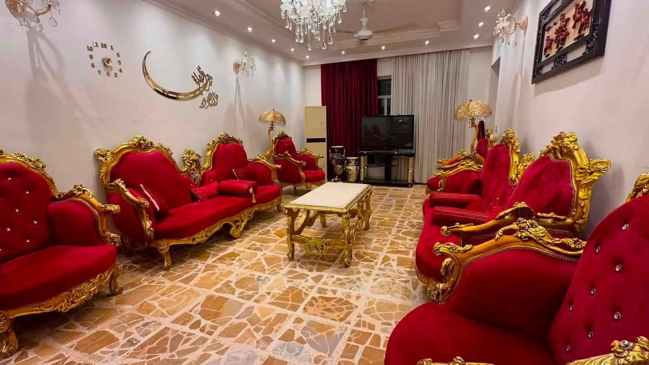 سلام عليكم تخم رئاسي دمياطي بحاله ممتازه جداً

 مع باترينه  طول 210سم ،عرض 260

طبله وسطه طول 120سم 

السعر 3,000,000 
العنوان عامريه شارع نادي الخطوط 
***********
