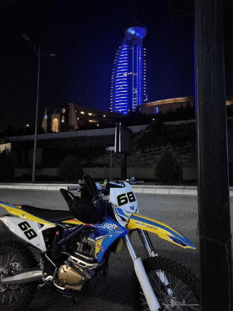 سڵاو هاوڕێیان، ماتۆڕێکی RMZ 300cc یەکجار پاک و توندوتۆڵم هەیە تەنها بۆ گۆڕینەوە و بە هیچ شێوەیەک بۆ فرۆشتن نییە، بۆیە تکایە کەس بۆ کڕین نامە نەنێرێت و پرسیاری نرخ مەکەن. ئەم ماتۆڕە لای خۆم بووە بە سفری شەریکە (0km) و تەنها ٥ مانگە بەکارم هێناوە، وەک چاوم پاراستوومە و هەموو شتێکی بە شەرت و بێ مەسرەفە و یەک دینار تێچووی نییە. ئارەزووی گۆڕینەوەم هەیە تەنها لەگەڵ Honda CB400 ڕەنگی ڕەش کە وەک ماتۆڕەکەی خۆم خاوێن و بێ کێشە بێت. شوێنم سلێمانییە و هەر برایەک ماتۆڕی وای پێیە و حەزی لە گۆڕینەوەیە، دەتوانێت پەیوەندی بکات یان وێنەی ماتۆڕەکەی لە وەتسئەپ بۆ ئەم ژمارەیە (***********) بنێرێت، لە خزمەتدام. السليمانية, العراق
