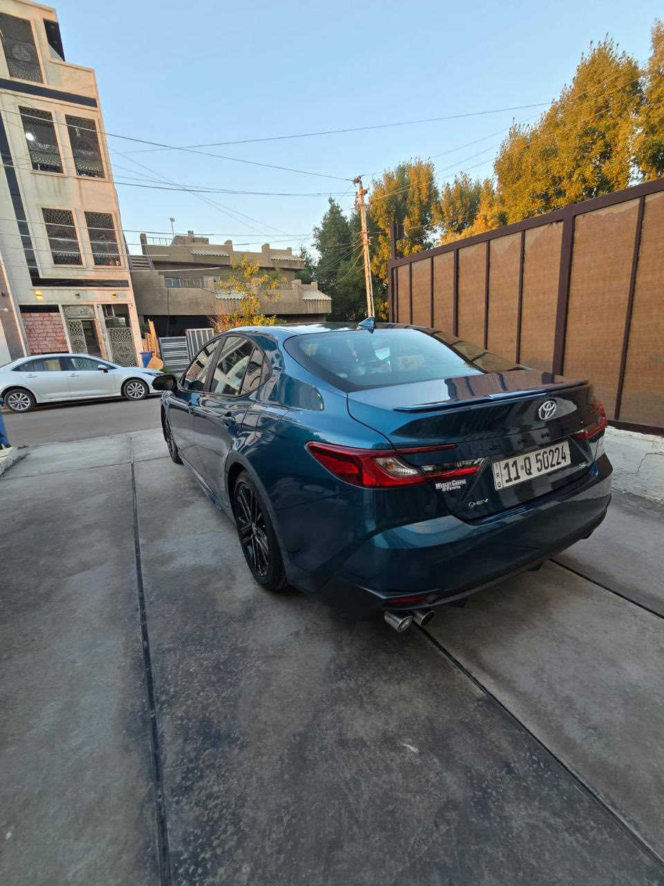 السلام عليكم 
للبيع 
كامري 
موديل 2025 
هايبرد 2.5 
SE PLUS فول فتحة
لون تركوازي 
مواصفات
فتحة
بصمة
جلد  داخل ابيض 
تدفئة كشنات 
كرسي كهرباء
شاشة عريضة 
كامرا دوارة 
رادار  مانع تصادم
تحديد مسار 
توقف ذاتي 
زنون 
هندبريك اوتو 
سيارة بيها هواية مواصفات 
ماشية 12 الف مايل 

حادثها تبديل الجاملغ مبدل ومصبوغ الامامي صفحة 
السائق فقط والدعامية الامامية مصبوغة 
وبيها شخط بل دعامية الخلفية 

بدون ايرباك 
سيارة نظيفة وجديدة
رقم بغداد باسمي تحويل مباشر 

مكانها بغداد حي الخضراء 
***********
