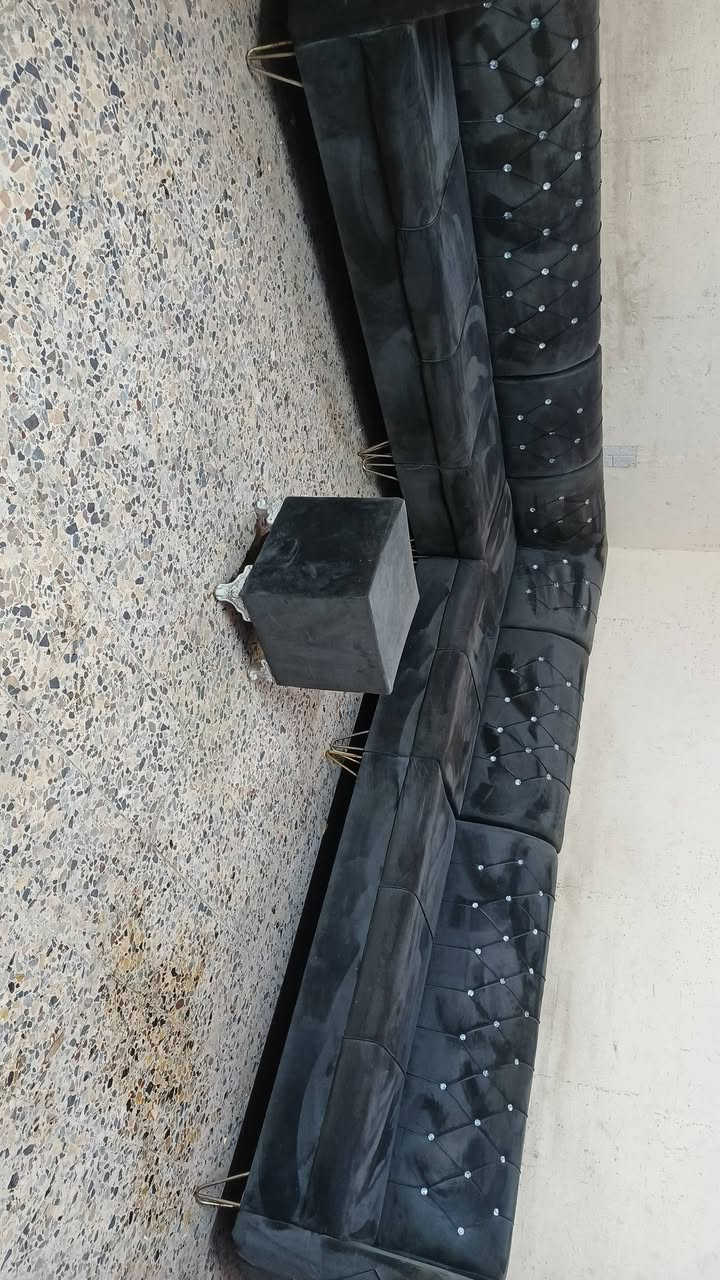 ديوان 10 مقاعد  نضيف جدا سعر 220 وبي مجال مكان بياع كو توصل بكروه رقم يوجد وتساب***********
