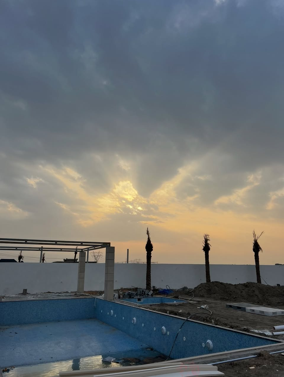 مزرعة للبيع بغداد الرضوانية معمل زينب شارع رابع مساحه دونم واجه 33متر ونزال 77متر  تحتوي على دار مساحته 260متر يحتوي على 3غرف نوم ماستر وصالة كبيره ومطبخ وصحيات ومخزن وتحتوي على مسبح داخلي مغلق قياس 5*8متر ومسبح خارجي معا جلسه قياس مسبح 6*13متر وتحتوي على جلستين خارجيه وكراج وحديقه وأشجار النخيل وتحتوي على غرفة حارس ومولده مجهزه بكامل غرفه وصحيات مفروشه ومجهزه سبلت وتحتوي على مولد كهرباء كبير 35 كيڤي المزرعه قيد الإنشاء باقي شهر وتسلم كامله المشتري يستلم مفتاح جنس الارض طابو زراعي سند 25 فتح بيان وتحول بسم المشتري المزرعة متعوب عليه كلش.
متوفر عروض بكافة مساحات دوانم ومزارع اي شخص عنده عقار للبيع يتواصل ويانا استفسار اتصال او واتساب 
***********
