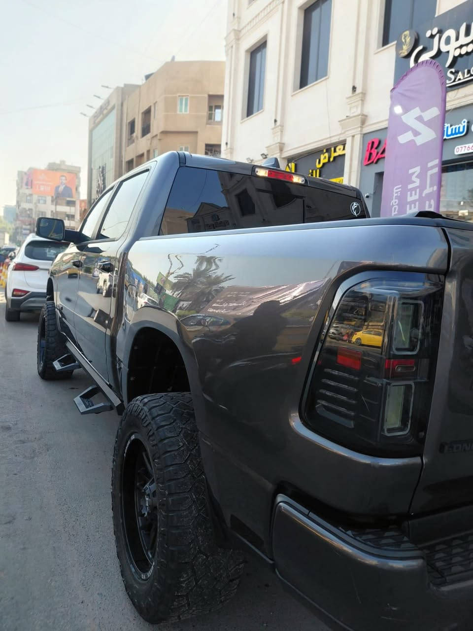 السلام عليكم ورحمة الله وبركاته اخوانتي عندي هاي الرام بك هورن لون ستار موديل 2023 السيارة تزويد وترفيع امريكا مواصفات السيارة شاشة اكبر حجم سستم صوت حساسات ورادار مري كهرباء واشاير بالمري تدفئة كراسي وستيرن 
محركها 5.7 ثمانية سلندر 
دخول جديد ماشية اربعين الف 
حادثها جاملغ امامي وشوية بالبند مصبوغ يعني قطعة ونص وشوية بالقمارة صبغ واكع عليها شي وصلحتها  
رقم اربيل الجديد تحويل مباشر 
سعرها 280 وبي مجال كلش مناسب سعرها
مكاني بغداد الاعظمية 
***********
للبيع او مراوس
