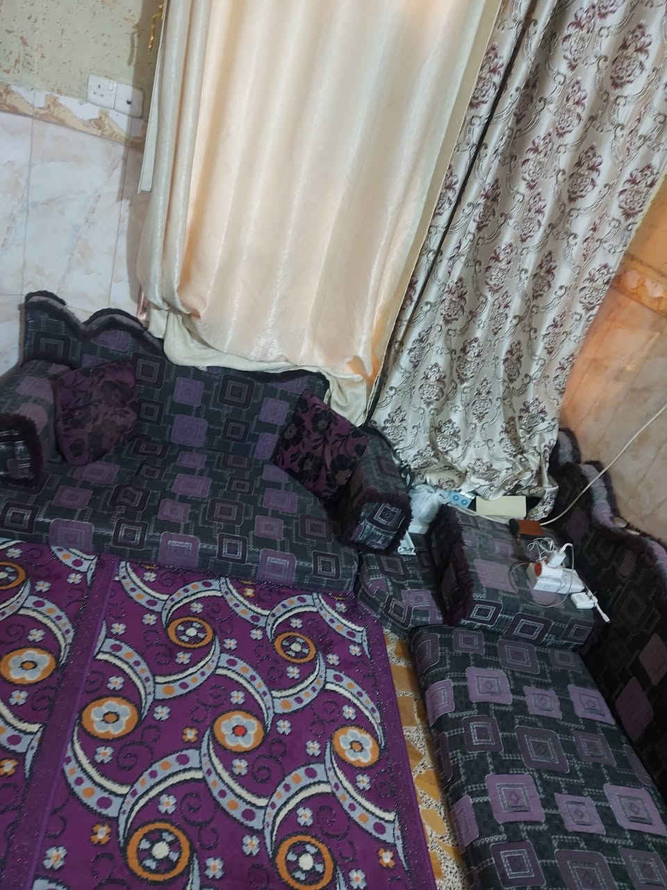 السلام عليكم
ديوان ارضي عدد المقاعد  21 مقعد 
يكفي غرفة استقبال مساحة   6×4  
#السعر 350 وبيه مجال  
العنوان :- بغداد _العبيدي 
للتواصل ***********
