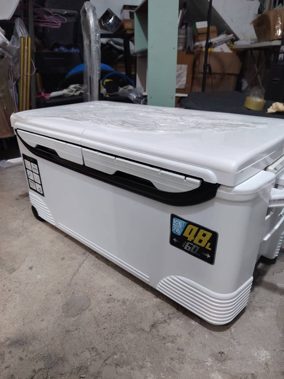 هذا المنتج عبارة عن صندوق تبريد (حافظة ثلج) مخصص للصيد والأنشطة الخارجية، بسعة 48 لتر. يتميز هذا الموديل بتصميم عملي يتضمن عجلات ومقبض لتسهيل الحركة، وهو مصمم للحفاظ على برودة المواد لفترات طويلة.
المواصفات والمميزات:

السعة: 48 لتر، وهي سعة كبيرة تكفي لحفظ كميات جيدة من الصيد أو المشروبات والأطعمة.

مواد التصنيع: يُصنع عادةً من مواد متينة مثل (PP+PU+PP) مع طبقة عازلة سميكة من رغوة البولي يوريثان لضمان عزل حراري ممتاز.

كفاءة التبريد: يمكنه الحفاظ على البرودة لمدة تصل إلى 5 أيام (أو 120-150 ساعة حسب الظروف).

سهولة النقل: مزود بعجلات خلفية مدمجة ومقبض سحب لتقليل الجهد أثناء الحركة.

تصميم مخصص للصيد: يتضمن ميزات مثل فتحات لتصريف المياه، وغطاء علوي قابل للإزالة لتسهيل التنظيف، وأحياناً فتحات هواء
الي يريدها يدخل خاص سعرها ١٠٠ وبيه مجال


**إذا كنت صاحب هذا الإعلان وتريد حذفه لأي سبب، رجاءا أرسل رسالة إلى الدعم الفني**