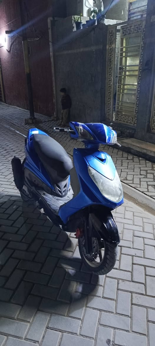 السلام عليكم دراجه للبيع سكنس ياباني فحل بيها نواقص بسيطه تجي تشوفها تقتنع ياله تاخذ  السعر ٤٥٠  المكان بغداد مدينه الصدر ***********
