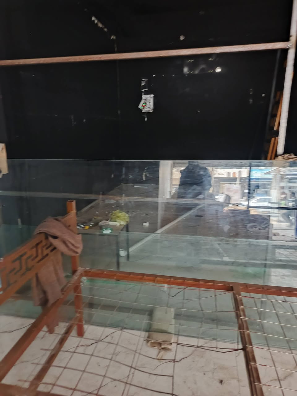 السلام عليكم يوجد باب جام طول 5متر ارتفاع 3متر وتواصل ع هاذ رقم ***********
