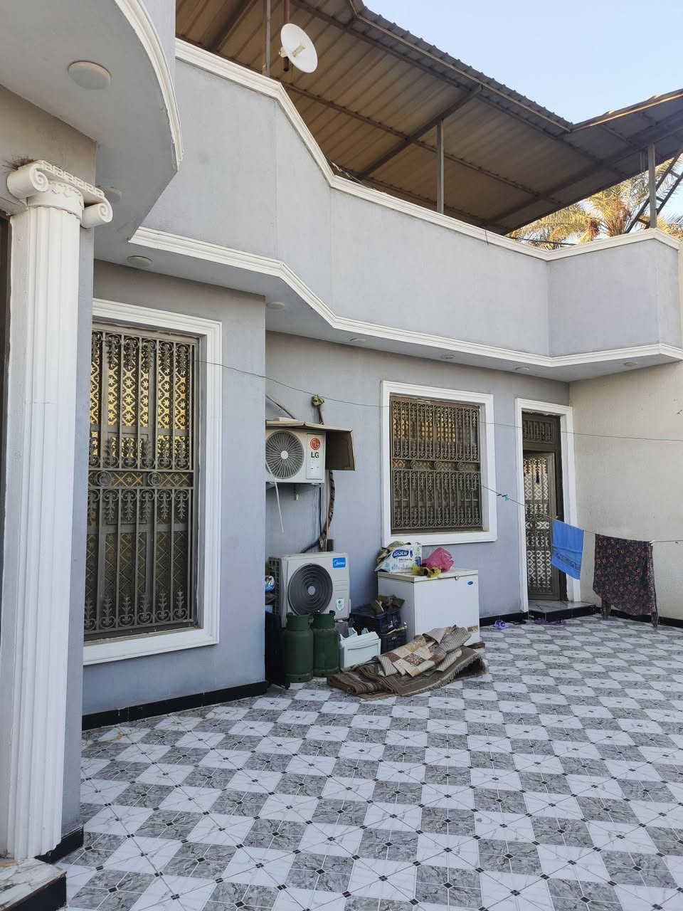 أسعد ألله أوقاتكم بكل خير🌹
الاتصال ***********
🔊 أعلان عرض أليوم أروع مايكون وبسعر مناسب ♦️

أرض مع دار سكن روعه
ألمساحه الكليه ( دونمين 5000 ألف متر )
على شارع 11 متر تبليط ( واجه لارض على شارع 60 متر مسيجه وكامله شقل درجه أولى ) 

تحتوي على دار سكن مساحة البناء 350 م
أرض مزروعه وكامله ومرتبه
على نهر جاري
جميع الخدمات متوفره ⚡

محتويات الدار ⬇️
كراج واسع + ديوان 
صاله ضيوف + موزع غرف
غرف نوم عدد 3 + مطبخ
صحيات خارجيه وداخليه

والبيت شقل درجه أولى 👍

نوع العقار : طابو ملك صرف تحويل بأسم المشتري
العنوان : البصره أبي الخصيب السبيليات شرقيه 

الاتصال ***********
