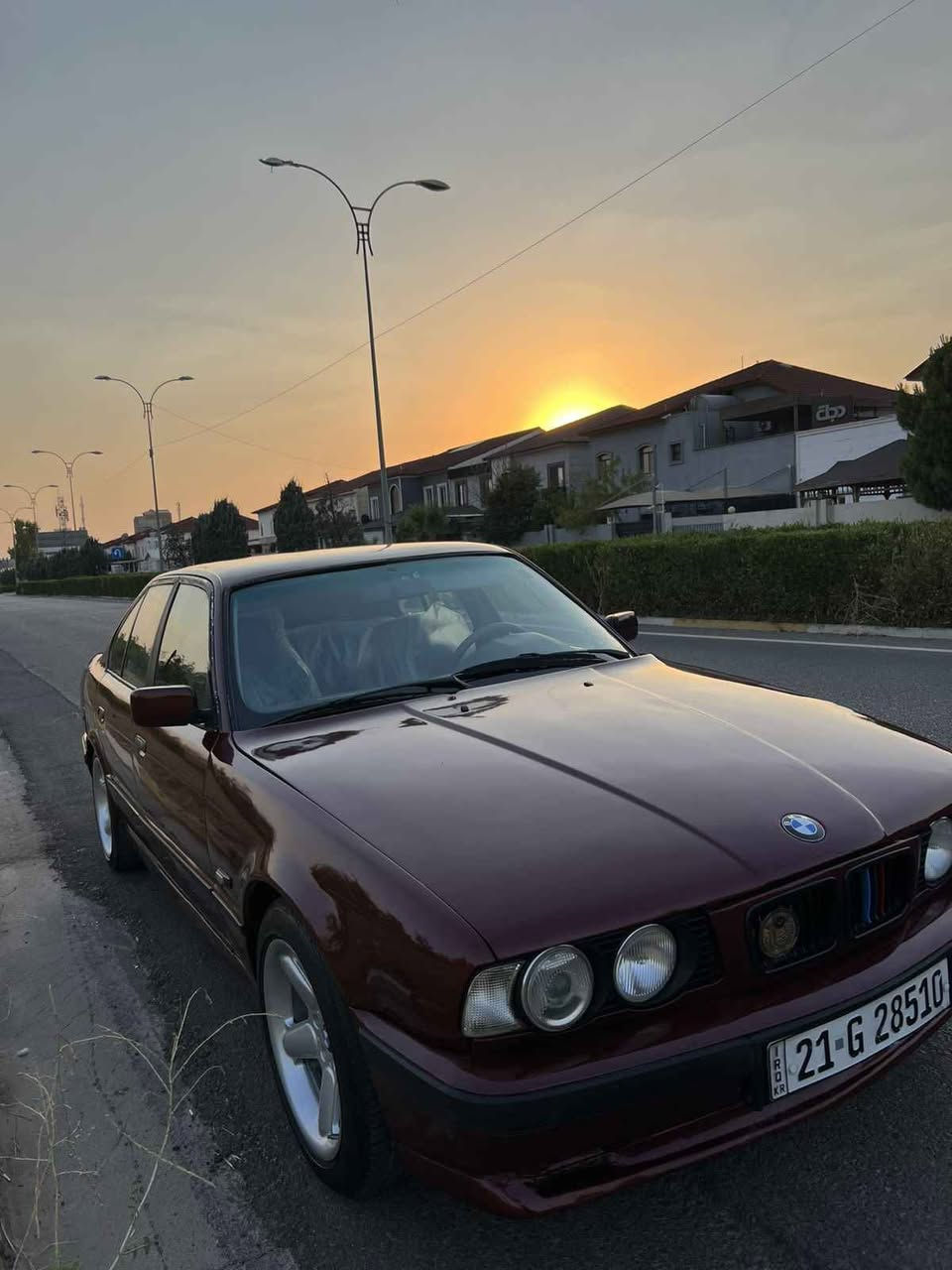 بي ايم ٥٢٥ موديل ٩٣ گير توماتيك عام صبوغ بو جواني جه مبي خه فيفي بيش و بشتي هه يه زور كه مه سه ياره كي زور جوان و ريكه ره قه م سه نه وي نوي يه ٧وه ره قه غرامه ي له سه ره باش مه عامه له ده ي گه رينمه وه نرخي ٥٩ وه ره قه شوين هه وليرموبايل*********** اكر, نينوى
