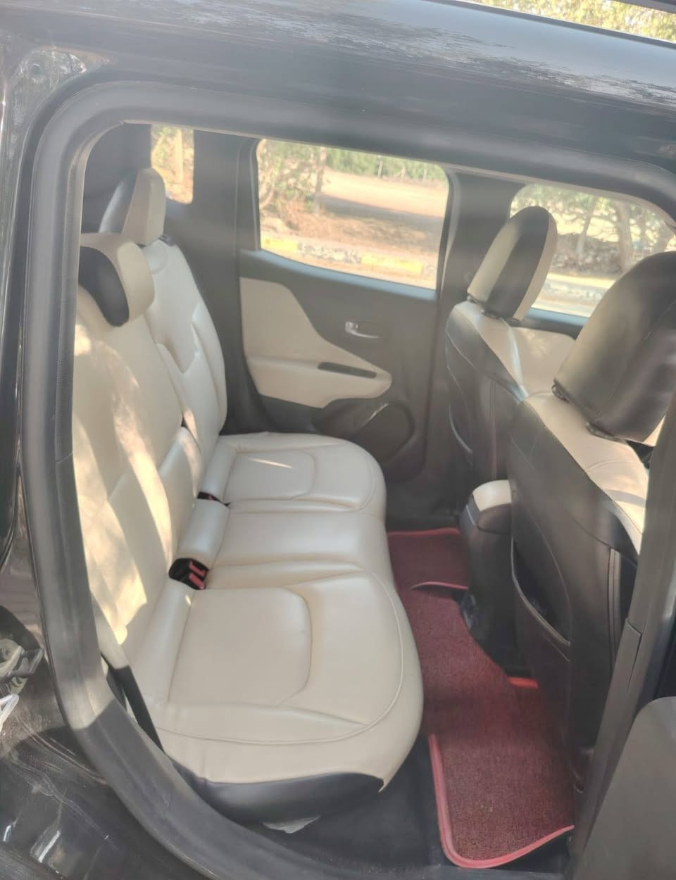 السلام عليكم..
للبيع: جيب رينكيد 2017 (Jeep Renegade) وارد امريكي . السياره نضيفه و مكفولة من الحادث و  بيها بس شوية  بارد بالجاملغ الايمن ( موضح بصور السونار ) . السيارة رقمها نجف و تحويل ثاني يوم

المحرك: 2.4L Tigershark
ناقل الحركة: أوتوماتيك
المحرك  و گير بحالة ممتازة، تم إجراء الصيانات الدورية بانتظام

والمواصفات الداخلية :
1- تحكمات ستيرن
2- شاشة لمس چبيره مع نظام ملاحة
3- كاميرا خلفية وحساسات.
4- نظام تثبيت السرعة (Cruise Control).
5- تحديد مسار
6- تبريد ثلج
7- هاند بريك بصمة
8- تشغيل عن بعد
10- كشن السايق كهربائي
11 - جام اوتو
12- بصمة تشغيل و بصمة ابواب
13- رادار ، و تحذير النقاط العمياء
14- ويل حجم 18

داخلية السيارة نظيفة جداً
ما تحتاج إلى أي مصاريف  "شغل واطلع"

السعر المطلوب: 113$ و بيها مجال
مكان التواجد: (النجف / الكوفة)
للتواصل والاستفسار: ( *********** )
