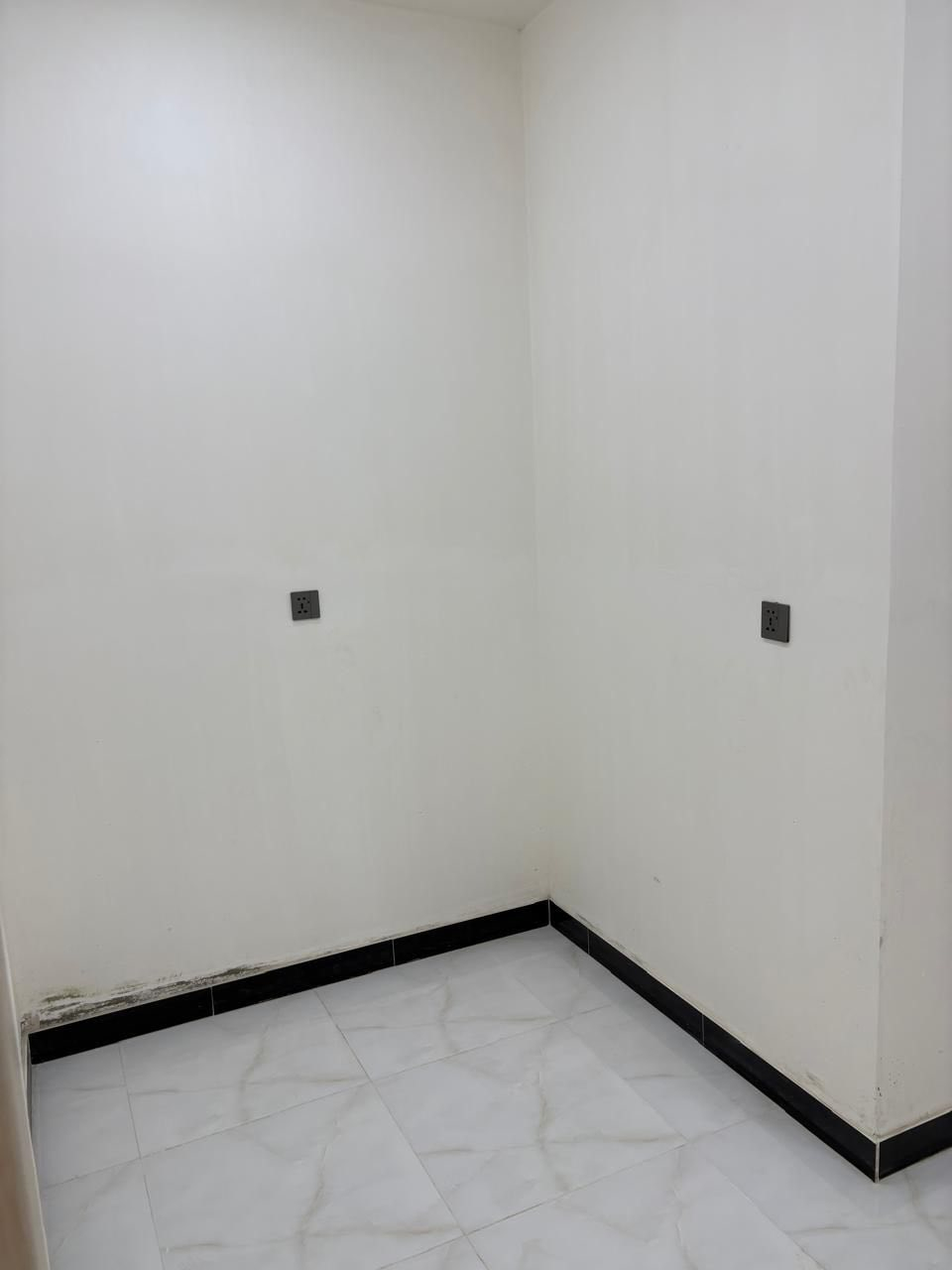 مكتب الأمير للعقار والاستثمار والمقاولات العامه

مشتملات عدد 2 للبيع موقع البنوك التربيه 

المساحه 40 م 

الواجه. 4م. النزال 10 م

يحتوي على متخل واحد صاله مع مطبخ وخدمات 

ومنو الطابق الاول 

الطابق الثاني غرفه غرفتين نوم والطابق الثالث غرفت نوم وسطح البيت زيرو غير مسكون 

للاستفسار مكتب الامير شارع الكنيسه 

***********
