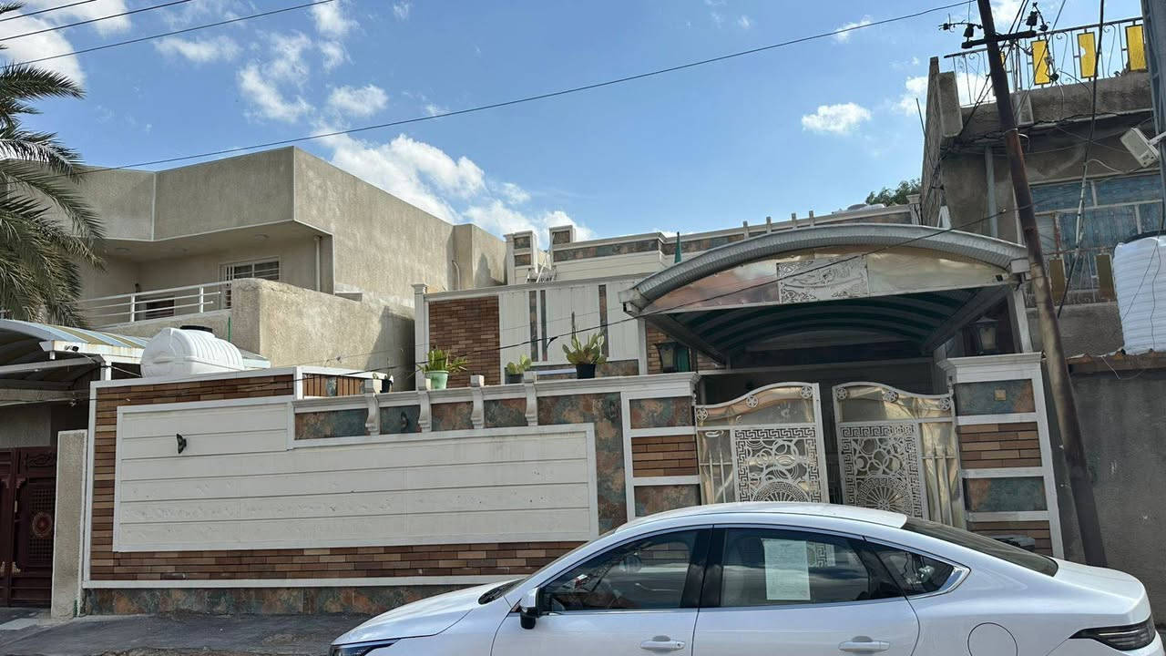 للبيع بيت مساحة 180م واجه 10م ونزال 18م طابقين طابو صرف سكني
كامل الخدمات تبليط ومجاري وتوجد خلف البيت مساحة 100م  للاستفسار الاتصال على مكتب بغداد للعقار 
***********
***********
