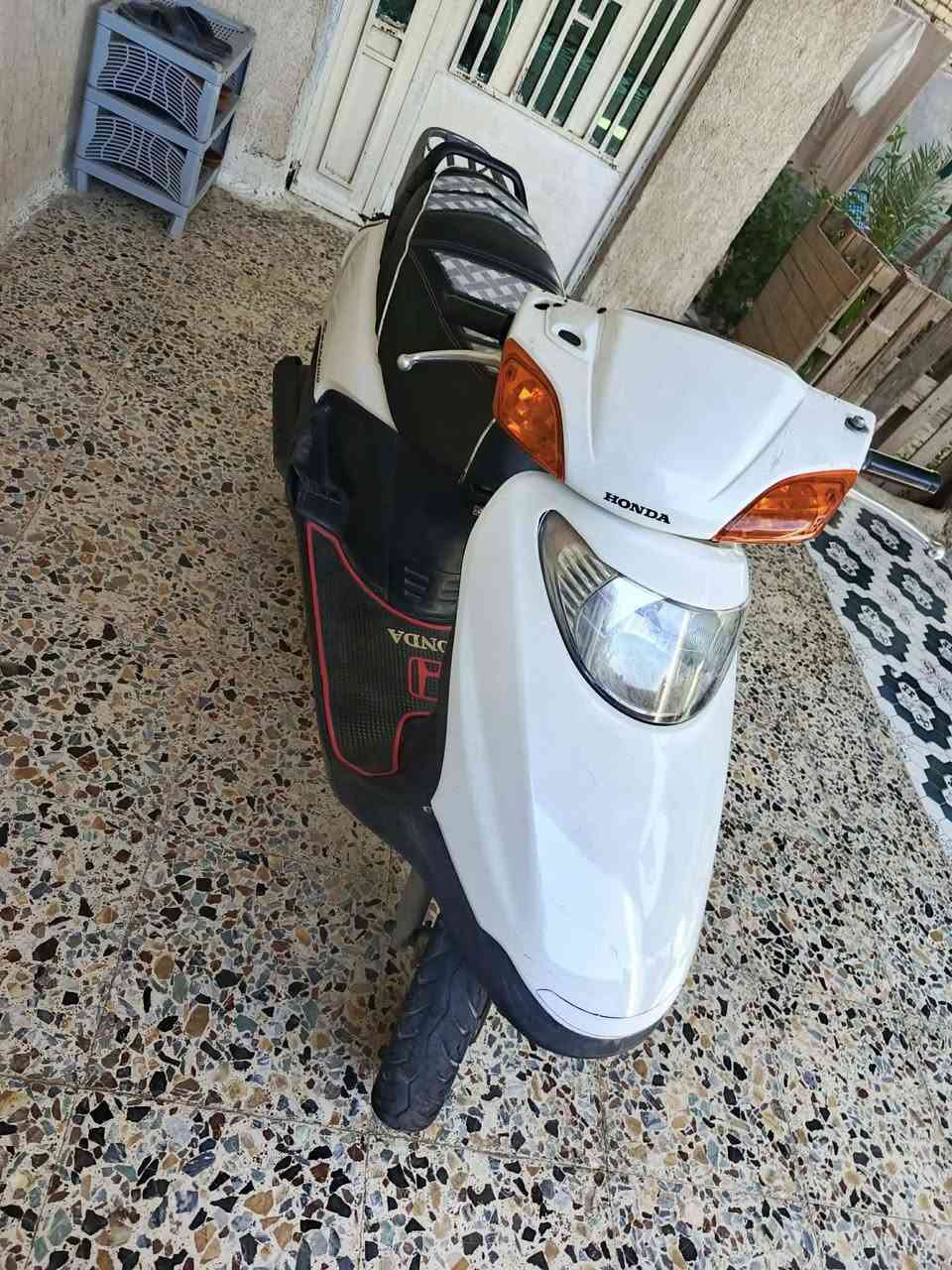 سلام عليكم دراجه سبيسي ياباني لبيع  دراجه نضيفه وناعمه فول كلها شغاله سلف هندر كهربايات قفل ستيرن شغال قفل جنطه شغال بس فلتت البوري مالته يعني بس تركبه تايرات جدد كفرات بلادي كابريتر بلادي اشاير ام لجرس لايت شغال دهن مبدله لبارحه  سعر اتصال ‏‪***********‬‏
