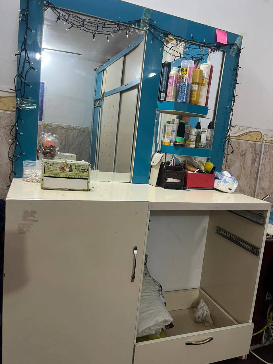 السلام عليكم اخوان هاي الغرفه للبيع مستعمله الكنتور أربع أمتار أو نص أو جربايه أو ميز تواليت السعر 300 نجارة عراقيه الي يريد يراسلني خاص أو هذا رقمي ***********
