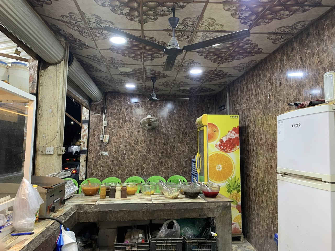 الــســلام عــلــيــكــم

كافتريا للبيع مع كامل ملحقاتها 

جاهزه من كلشي ثلاجه عارضه

 كراسي شوايه كابسه مبردات

كلشي موضح بالصور اخوان

السعر :  ثلاث ملايين وبي مجال 

سبب البيع :  عدم التفرغ للعمل 

مكان المحل : الجمعيه شارع الوائلي 

للاستفسار الاتصال او تواصل واتساب 

***********

***********
