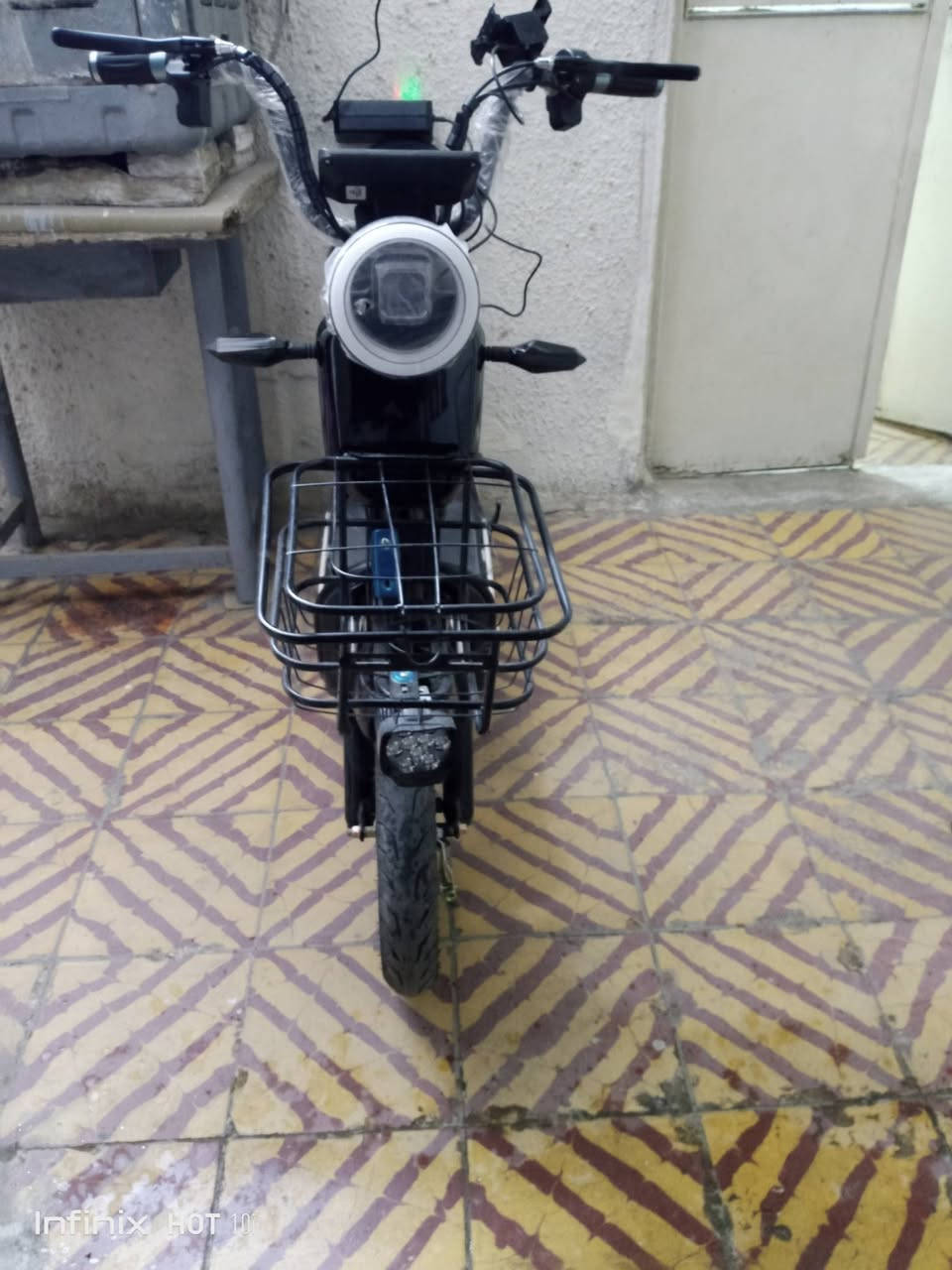 السلام عليكم 
دراجه شحن للبيع حجم 14 بطاريته 48/15امبير تمشي بل شحنه الوحده 20كيلو ماخذه قبل 5ايام جديده ونضافه فول سرعته 30 مال اعمار صغيره بيه بصمه وقفل  
سعر250نهايته (محتاج فلوسه) 

مكاني الدوره
***********

