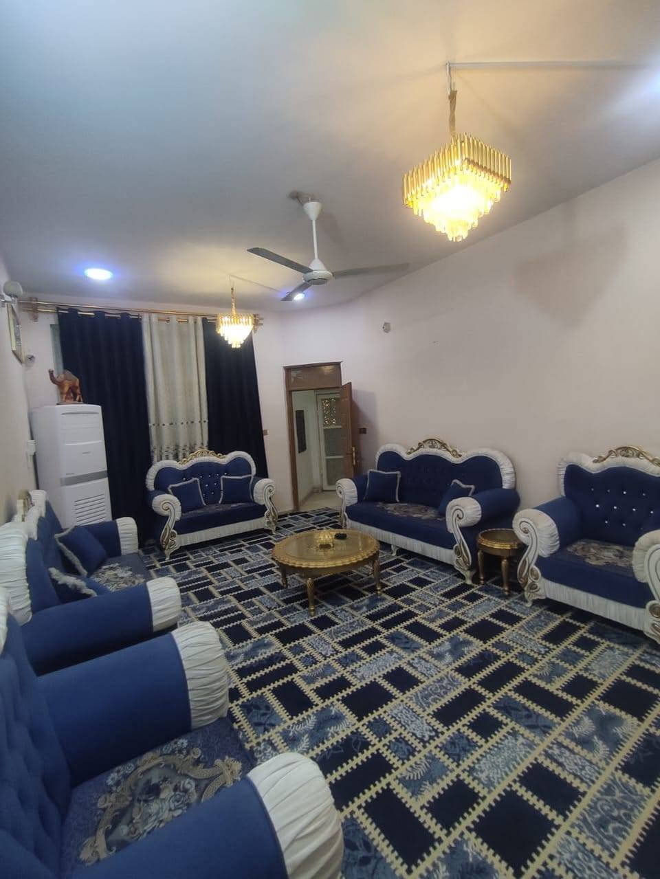 #دارسكن #للبيع  الديوانية حي الجامعة شارع 20 الوسطي قرب شارع عشرين 

المساحة 200م.                       طابو صرف 

الطابق الارضي
استقبال +صالة +مطبخ حار وبارد +غرفة نوم2  +صحيات داخلية وخارجية 

الطابق الاول
غرفة نوم عدد 3 + صالة +مجمع صحيات 

((البيت بناء حديث  طابوق +كونكريت))

للاستفسار يرجى مراجعة مكتب وليد للعقار
العنوان الديوانية حي الجامعة شارع 20 
الاتصال ع الرقم //***********
