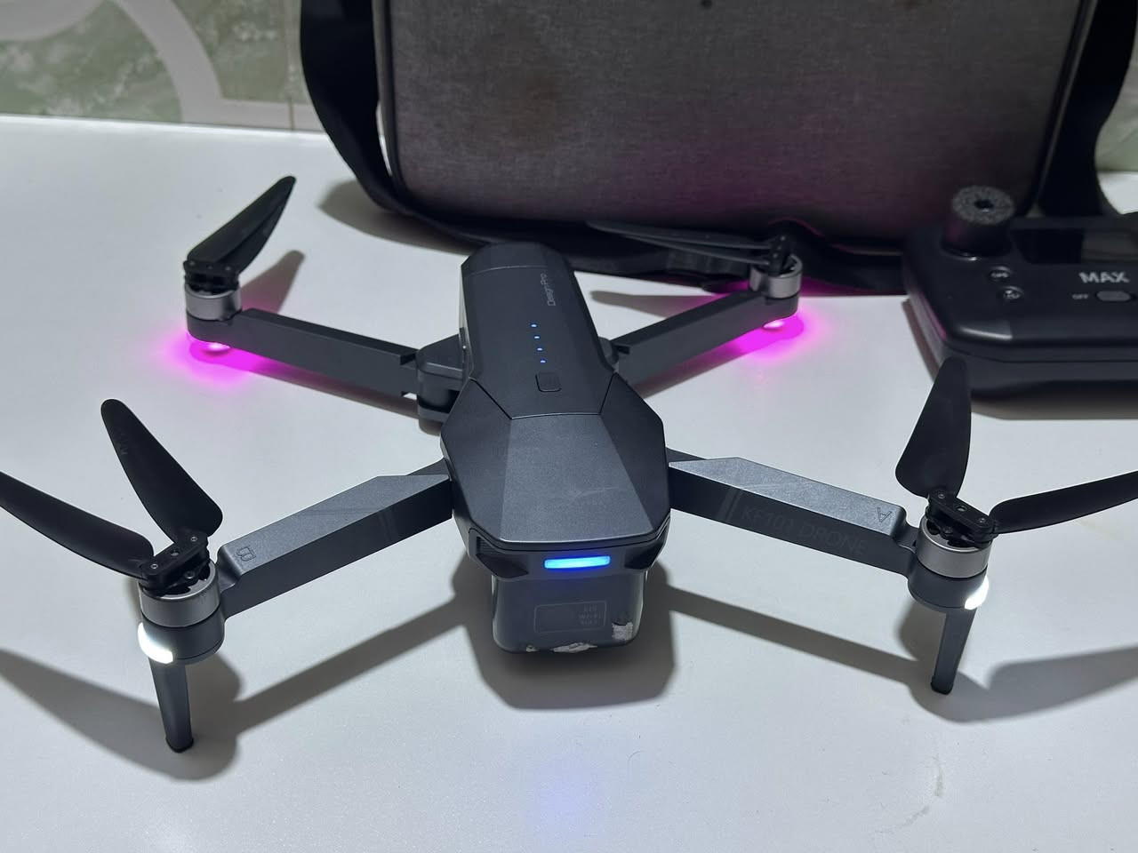 درون kf 101 max كمبل
مواصفات كلش قوية
تصوير 4k حقيقي
مدى طيران 5 كيلو متر
ارتفاع يوصل لل 800 متر واكثر 
تكدر تبحث اسمها باليوتيوب هواي الها فيديوهات 
ملحقاتها كاملة 
ريش 4 احتياط + درنفيس وبراغي احتياط
درون استخدامها كلش قليل 

وياها ٣ بطاريات وحدة شغالة والثنين الباقيات فقط غلاف تكدر ترهملها بطارية لان القاعدات والدكمة موجودات

البطارية الوحدة 20 دقيقة
 عندي تصور 4k بيها الي يريد يدخل خاص وادزه اله 

سعرها 175 الف وبيها مجال بسيط 
عنواني ميسان العمارة
ما عندي توصيل والي يريدها وعنده توصيل يدخل خاص ونتراهم

***********
