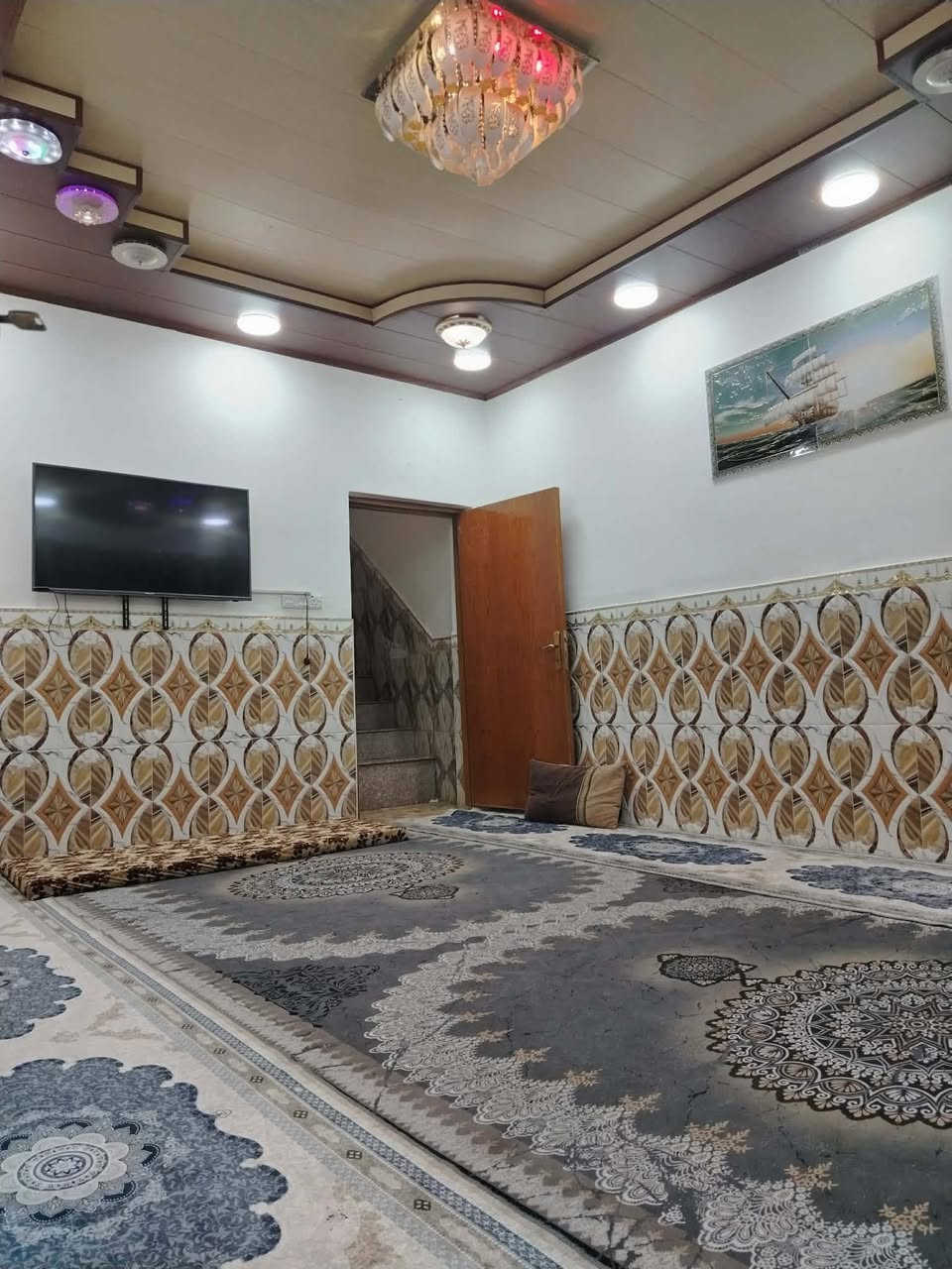 للبيع بيت 125 متر طابقين صب كونكريت جنب شارع الجامع مباشرة حي ميسان يحتوي الطابق الاول على غرفة و صالة و مطبخ و استقبال و صحيات و الطابق الثاني غرفتين و صالة السعر 145 وبي مجال للاستفسار اتصل ***********
