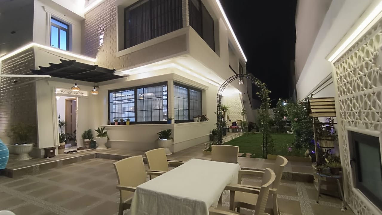 بيت للبيع مؤثث بالكامل
الموقع :اربيل
 في مجمع مارينا 
المساحة:351 m
 يتكون من:
♦️4 غرف 
♦️صالة
♦️استقبال
♦️مطبخ 
♦️حديقة،كراج
♦️صحيات
للاستفسار التواصل خاص او واتساب:
***********
***********
