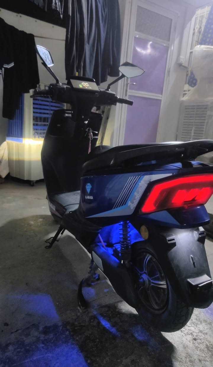 دراجه شحن شركه ماسه كلش راقيه 
شحن يطول يومين بطاريات ممتازه
سعرها / 600 دراجه جاهزة وكامله 
مواصفات/
سرعتها 80 حقيقي
نشره امامي خلفي
مثبت سرعه
بك R 
بريك امامي خلفي 
رقمي للتواصل ***********
