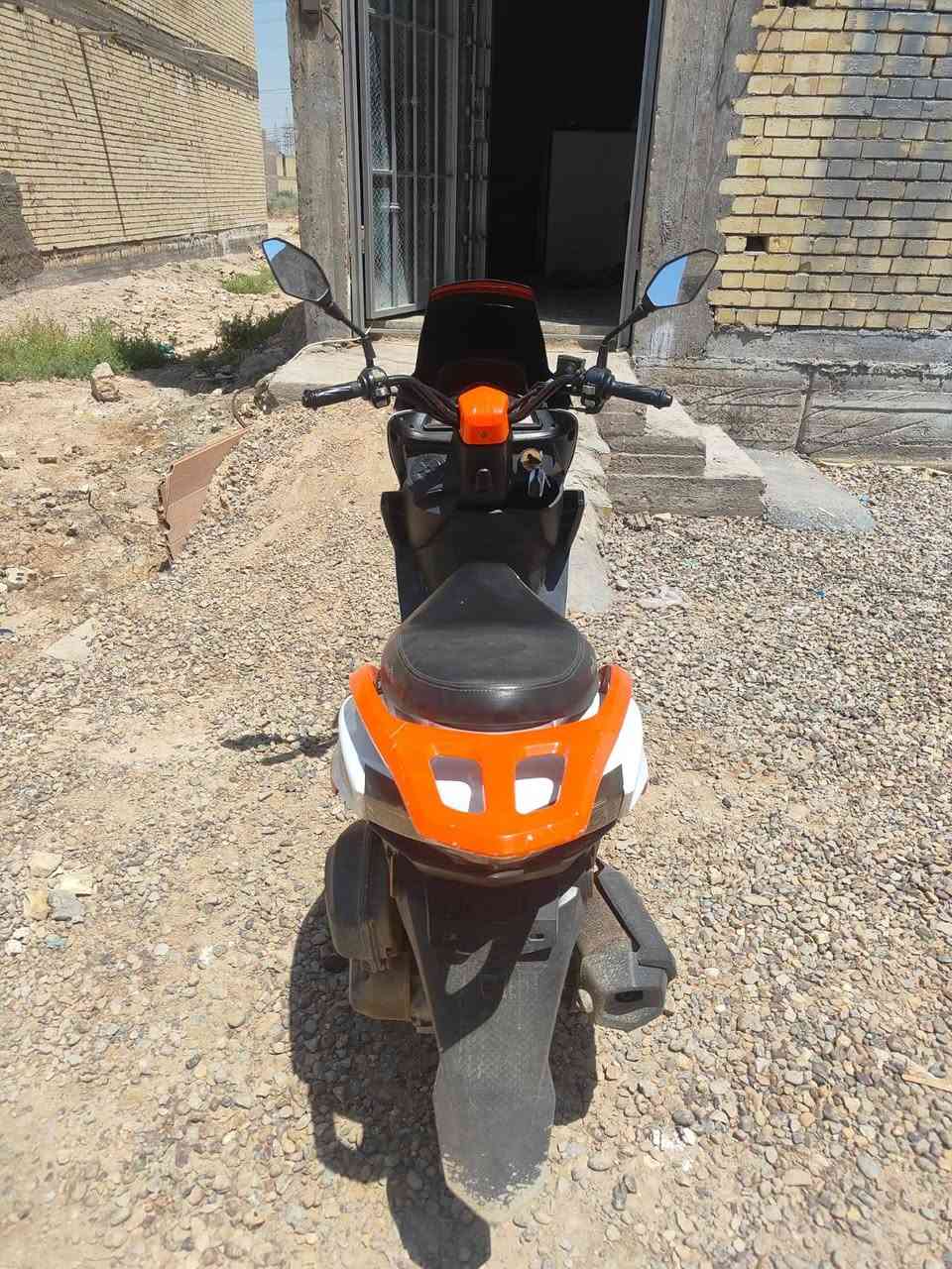 دراجة سكنس صيني ماشية 7000
***********
 السعر600الف وبيهة مجال
بس الدبل الامام كايم 
محرك بلاد ما مفتوح
