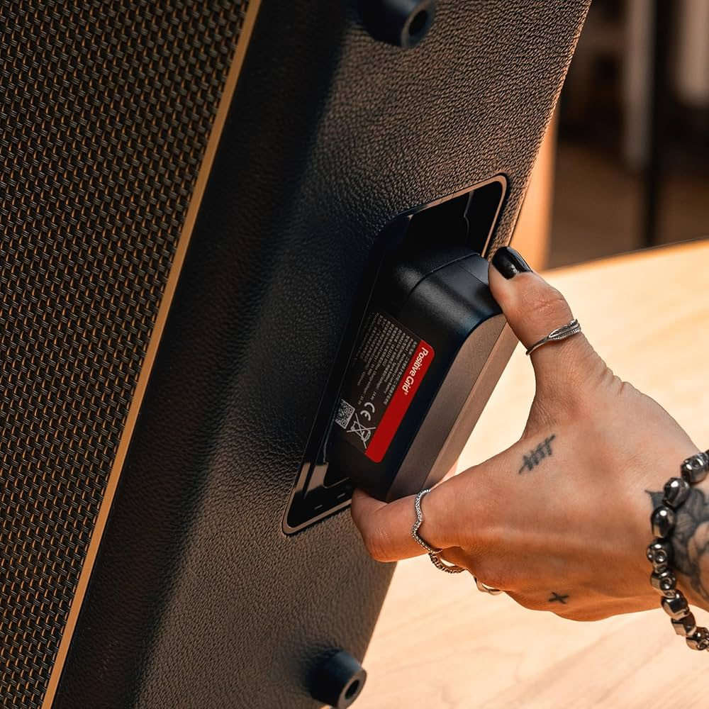 بعتبر Positive Grid Spark 2 تحفة حقيقية لعشّاق
الموسيقى، حيث يجمع بين أمبليفاير غيتار احترافي وسماعة بلوتوث قوية في جهاز واحد أنيق ومتطور. يقدّم قدرة صوتية 50 Sonic IQ Audio Engine واط بصوت غني وواضح بفضل تقنية وسماعات FRFR المائلة، مما يجعله مثالياً للعزف على الغيتار الكهربائي، الأكوستك، والباس، وكذلك للاستماع إلى الموسيقى عبر البلوتوث بجودة عالية. يدعم الاتصال بالهاتف عبر البلوتوث ليعمل كسماعة موسيقى متكاملة، مع إمكانية تشغيل باك تراكات أو الأغاني أثناء العزف بدون أي تعقيد. كما يحتوي على Looper
مدمج وأنماط درامز جاهزة، إضافة إلى تقنية الذكاء الاصطناعي
***********
