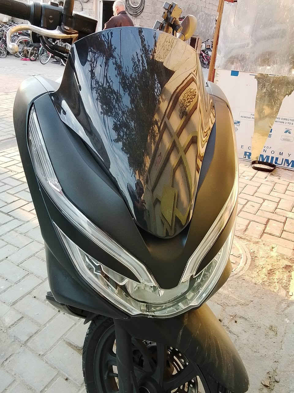 جيل ثالث كوري مكينة 125
كفاله مكينة وكشر ماصار 15 يوم من اخذتها 
ماشية 36 
حساس ازدحام 
تدفئة باليدات 
الاشاير كلهن يشتغلن 
دراجة جديدة 
14 ونص 
***********
مكان مدينة لصدر
