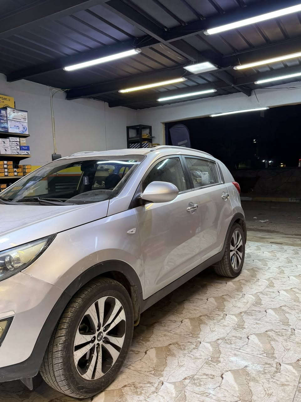 سلام عليكم
سبورتج ٢٠١٤ خليجي ماشية ١٩٤

الف كيلو متر
السيارة بيها باب خلفي صبغ
فقط والقمارة بداية جراد وبيها

طخطخات وملاحظات بسيطة
كير ومحرك بلاديات والسيارة

عليها ادامة كاملة وبدون اي
نقص السيارة باسمي ورقم

جديد وهزة جديدة
العنوان بغداد 
١٣٦ ورقة
***********
