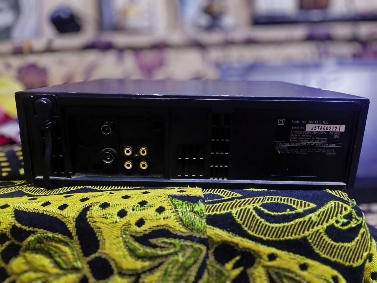 هذا الجهاز هو مسجل فيديو (VCR) من طراز Panasonic NV-P05R.يعتبر من الأجهزة القديمة (Retro Tech) التي تعود لفترة التسعينيات، وهو مصمم لتشغيل وتسجيل أشرطة VHS.يتميز الجهاز بكونه "Multi System"، مما يعني قدرته على التعامل مع أنظمة ألوان مختلفة مثل PAL و NTSC.
مع ريموت كنترول و كاسيت وفيش هديه 
يريد يرسني تحياتي


**إذا كنت صاحب هذا الإعلان وتريد حذفه لأي سبب، رجاءا أرسل رسالة إلى الدعم الفني**