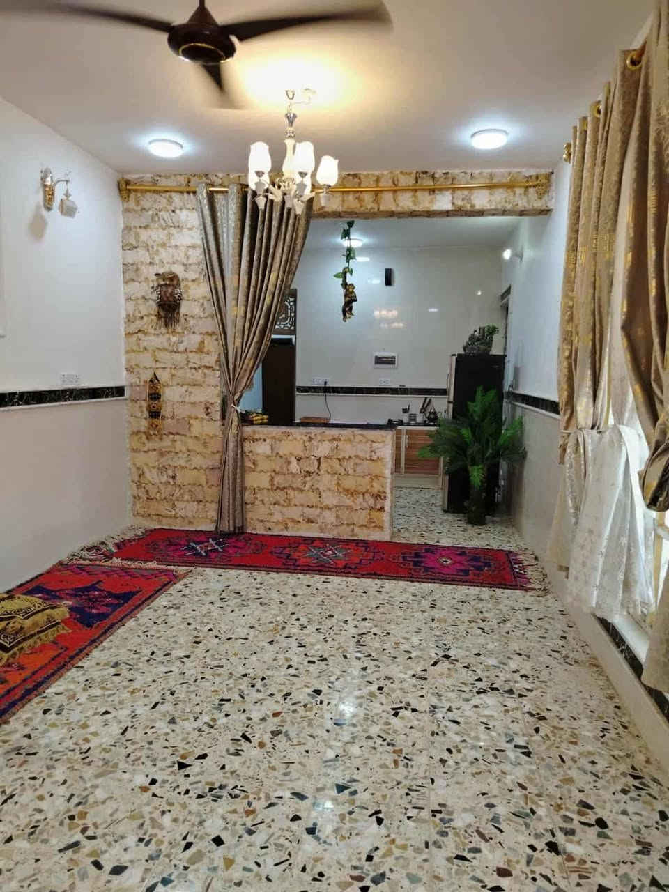 دونم ملك صرف سند ٢٥ تحويل مباشر طريق صويره جبله قرب محطة علاء يحتوي على دار استراحه حديث موقع جدا هادئ وجميل يبعد عن الشارع العام ٥٠٠ متر تبليط واصل للباب مع كافة الخدمات مزروع نخيل برحي ٣٠ ونوع مجهول ١٠ ونوعيات نادره ١٠ مع أشجار تفاح ورمان وتين وأنواع أخرى الي يرغب بشراء الاتصال بصاحب الأرض رجاءا مكلفه بلنشر 
***********
