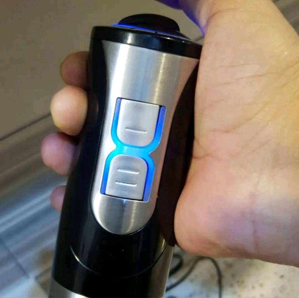 ✨ هاند بلندر أمبليوم – قوة حقيقية وتجهيز أسرع! ✨
🔹 1000 واط حقيقي يمنحك أداء قوي وسريع لخلط وتنعيم المكونات حتى القاسية منها.
🔹 ستانلس ستيل أصلي مقاوم للصدأ مع تصميم أنيق ومتين للاستخدام اليومي.
🔹 شفرات فولاذ حادة بطحن وخلط قوي وسلس بدون مجهود.
🔹 مثالي لتحضير العصائر، الشوربات، الصلصات، خلط الطعام للطفل، وخلط الكيك.
🔹 وزن مريح أثناء الاستخدام + قبضة ثابتة للتحكم الكامل.
🔹 ضمان سنة حقيقي يوفر لك أمان وثقة بالمنتج.

💥 جهاز عملي ومواصفات عالية، مناسب لكل مطبخ ويختصر عليك الوقت والجهد!

