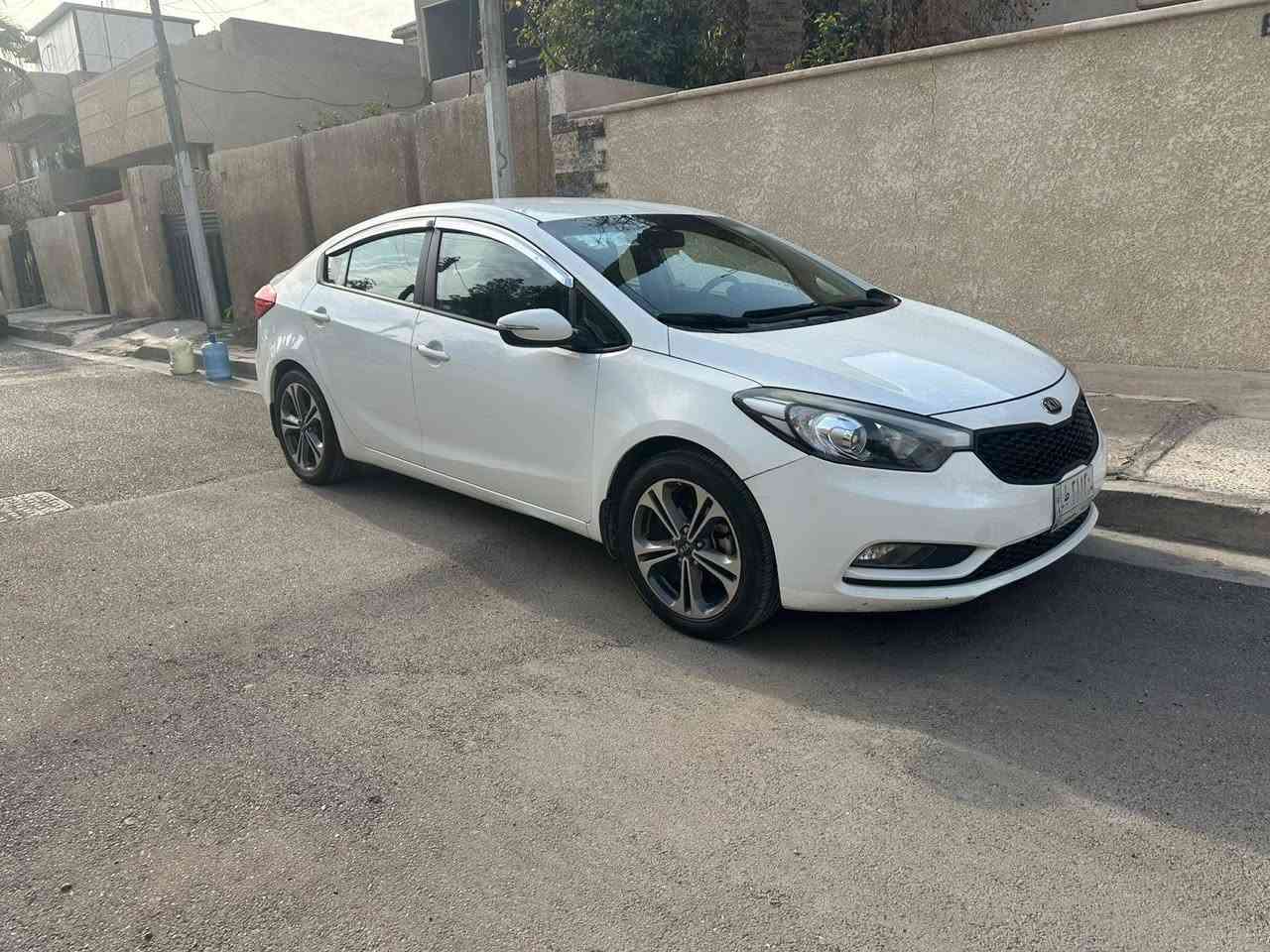 السلام عليكم
للبيع كيا سيراتو موديل ٢٠١٤ خليجي بغداد بأسمنه من ٢٠١٤ ولحد هسه ماشيه ١١٨ الف سياره كلش نظيفه  موضح بالفديو جاهزه من كلشي بيه شبر صبغ بخشم الجاملغ بسيط جدا بس اذكره للامانه والسسسعر 125$
للاتصال ***********
