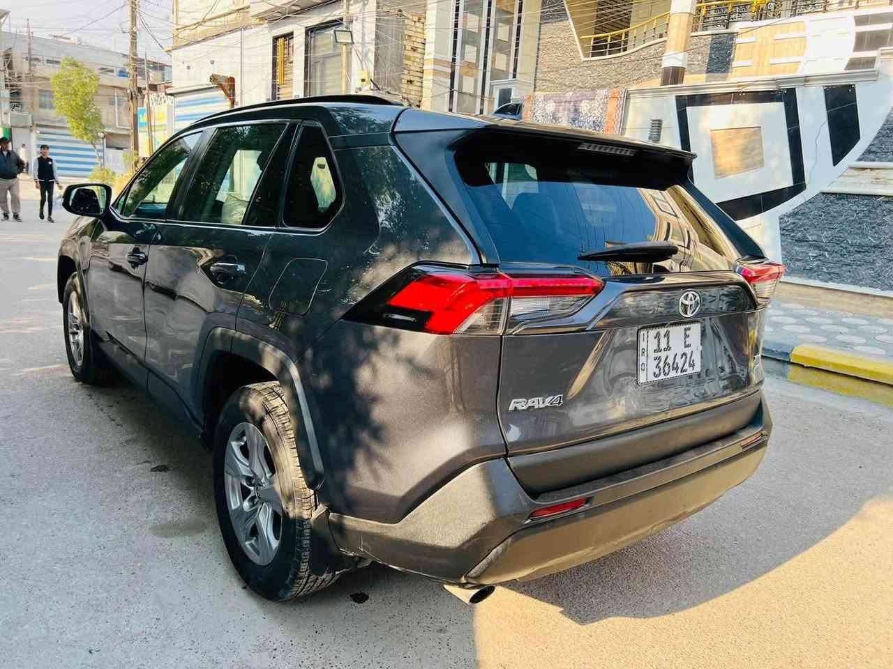 السلام عليكم عندي راف فور للبيع موديل 2023 وارد امريكي حادث بنيد فقط بيها تعديل براس الشاصي الامامي السونار مرفق بالمنشور رقم بغداد بأسمي فوول مواصفات 1/1 
1-فتحة 
2-بصمة 
3-شاشة جبيرة 
4-كامرة دوارة 
5-اشاير بالمري 
6-كشن السايق كهرباء 
7-ويل كروم 
8-لايتات زنون عالي وناصي 
9-رادار امامي 
10-رادارات جانبية 
11-نظام كار بلي ويه البلوتوث 
12-اوتو هولد 
13-نظام اطفاء السيارة عند الوقوف 
14-فور ويل 
15-مكينة 2500 
16-حساسات خلفية 
17-هند بريك بصمة 
18-تدفئة بالستيرن 
19-تدفئة بالكشنات 
20-نظام صعود المنحدرات 
21-ثلاث وضعيات قيادة 
وبعد بيها مواصفات هواية ممذكورة مكان السيارة بغداد الطوبجي رايدها ب 178 وبيها مجال للاستفسار الاتصال *********** بغداد, العراق
