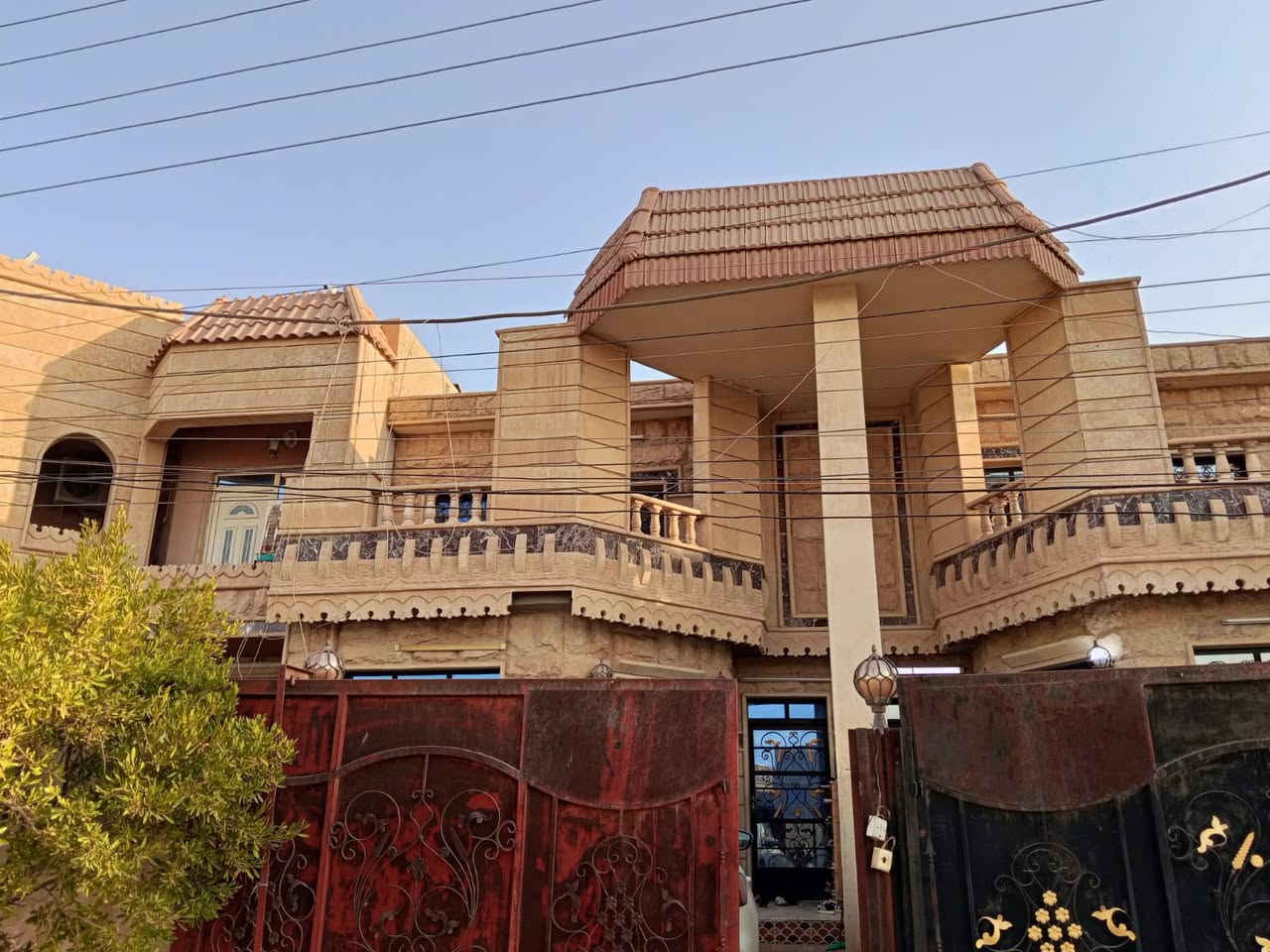 دار 180 متر للبيع 
في حي سلمئ التغلبية على نهر دجلة 🏞️
موقع مميز جدا 🛣️
واجهة الدار 6 متر والنزال 30 متر
يتكون من طابقين 3 غرف نوم واستقبال وصاله ومطبخ ومخزن 
الواجهة حجر والارضية سيراميك
بناء جناي درجة اولى
بالواقع احلى من الصور 

لمزيد من المعلومات يرجى مراجعة المكتب او الاتصال على الارقام الاتية
 ***********
***********
