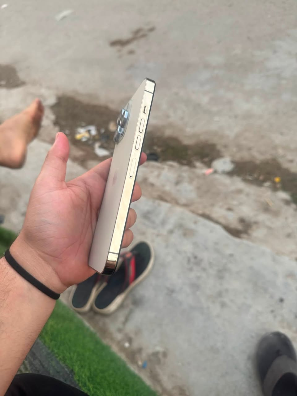 سلام عليكم
أجهزه عدد 2 
الأول 13برو ماكس
ذاكره 256بطاريهً100مستبدل
ألون الذهبي نضيف 
كله شغال اتصال ✅سيمكرت✅فيس ايدي✅
كامرات مستبدل بس يشتغلن طبيعي 
كامرات✅وأي فاي ✅ تجي تفحص ع راحتك
شحن مخابره تكنيك بدون خلل 
شاشه 3خيارات مستبدل نوعيه حلوه ألوان ولمسً
السعر 450وبيًً مجال 

الثاني 11برو ماكس
ذاكره256بطاريه77بلاد
ألون الزيتوني ضهر مفطر
كله شغال اتصال ✅سيمكرت✅فيس ايدي ✅
وأي فاي✅شحن ✅كامرات✅بدون عطل تجي تفحص ع راحتك شاشه 3خيارات شرط مال شركه مستبدل وين متريد تفحص شرطً اصليه بدون عطل او مشكله  
ضمانً يوم كاملً شحن مخابره تكنيك السعر 230وبيًً مجال رقمي ***********عنوانً بغداد مدينه الصدر وماعندي توصيل
