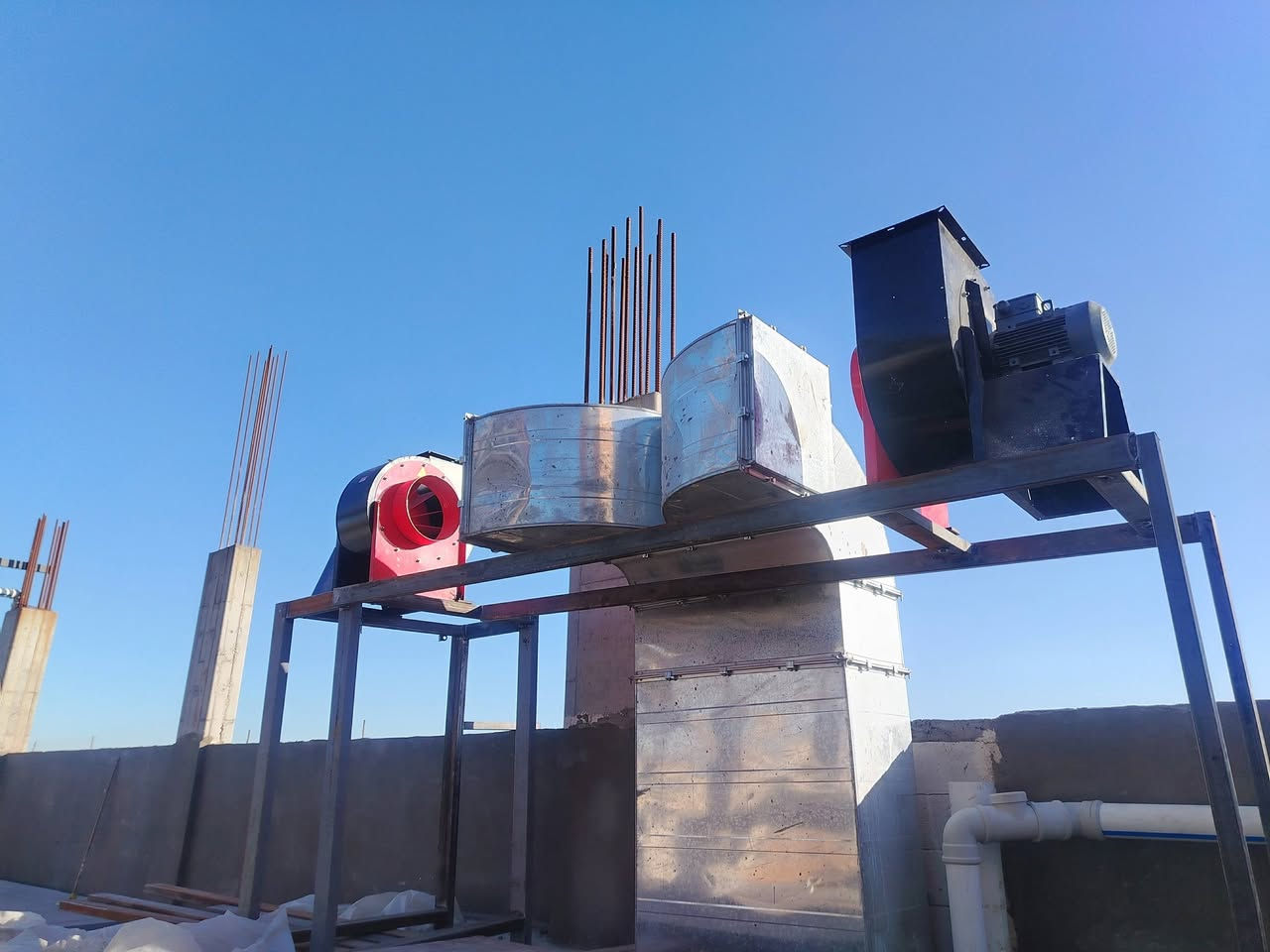 تثبيت الساحبات في احدى المطاعم في النجف الاشرف
حيث تم استخدام ساحبات ذات منشأ تركي ماركة(vpn)
العمل يكون بإشراف هندسي وكادر كفوء خبرات فنيه عاليه.. الالتزام بكافة المتطلبات الهندسية استخدام مانع اهتزاز بين الدكت والساحبه ووضع مانع اهتزاز اسفل الساحبة 
العمل والدقة في مكان واحد نضمن لك كافه الحلول المثلى لاعمال التبريد والتهوية
#تصميم_اشراف_تنفيذ
#تكنو_للتنفيذ_الهندسي
للتواصل ***********
