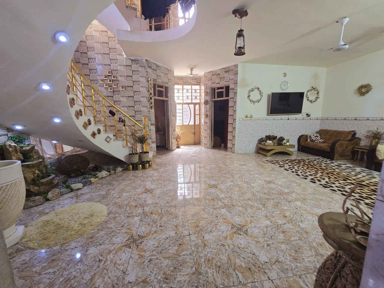 سلام عليكم
الدار للبيع/البلديات/ضياء الحلفي
زراعي سند ٢٥
المساحة 200 متر
الواجهة 10 /النزال 20
6 غرف نوم 
2 هول  
3 حمامات
2 ترك
استقبال 
مطبخ 
كراج وحديقة 
***********
***********
