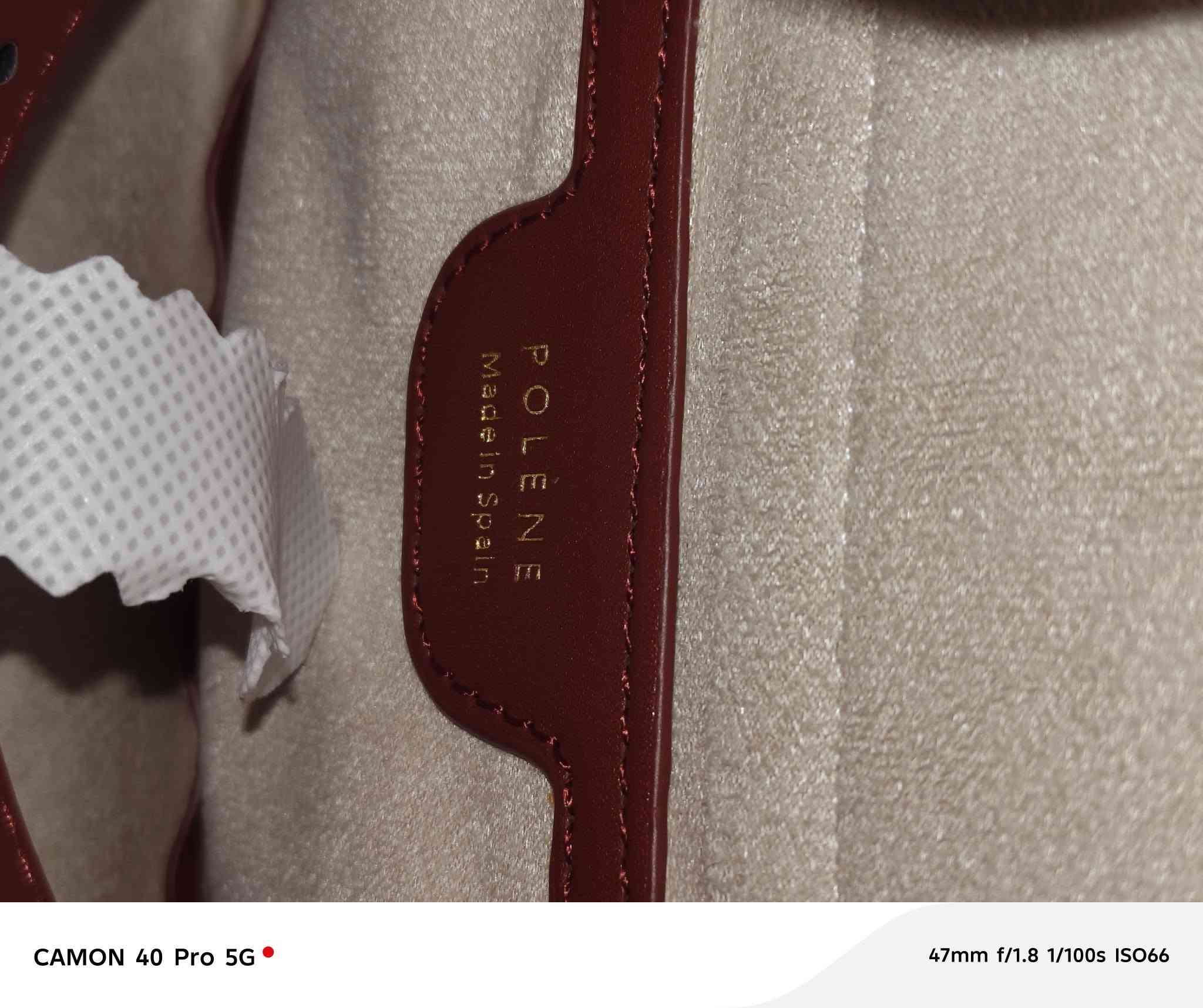 حقيبة يد نسائية من ماركة Polène الفاخرة، وهي مصنوعة في إسبانيا كما هو موضح في الختم الداخلي.السعر ٤٥ ألف


**إذا كنت صاحب هذا الإعلان وتريد حذفه لأي سبب، رجاءا أرسل رسالة إلى الدعم الفني**