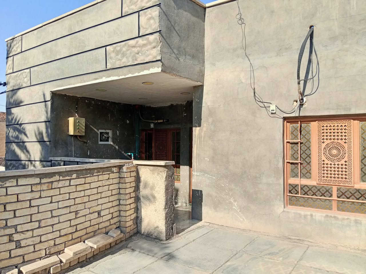 السلام عليكم دار للبيع طابو صرف مساحه 211 يحتوي على استقبال وصاله واربع غرف نوم وسويت 60 مترمعةالخدمات وكراج وثلاث حمامات بدايه شارع 70 الشارع الخدمي بين شارع 70 وشارع الجامع اول فرع على يمنا البيت سدد فرع  الاستفسار الاتصال ***********
