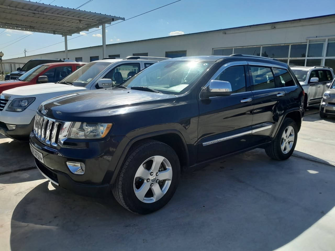 سلام عليكم جيب شيروكي لاريدو وارد امريكي موديل ٢٠١٣ فول موصفات لمتده مواصفات السياره فورويل بنو راما كشنات جلد كهربائي وتدفئة كشنات مكينة جديده وكير خير من الله حدادية امامية وخلفية جديده تخم تاير وباتري جديد كهربائيات كلها شغالة على وضع الشركة منضومة تبريد جديده وصور الحادث موضح في المنشور سعر السياره ١٧٠$ وبيها مجال مكان السياره الحسينية الراشدية شارع المرور رقم الهاتف ***********
