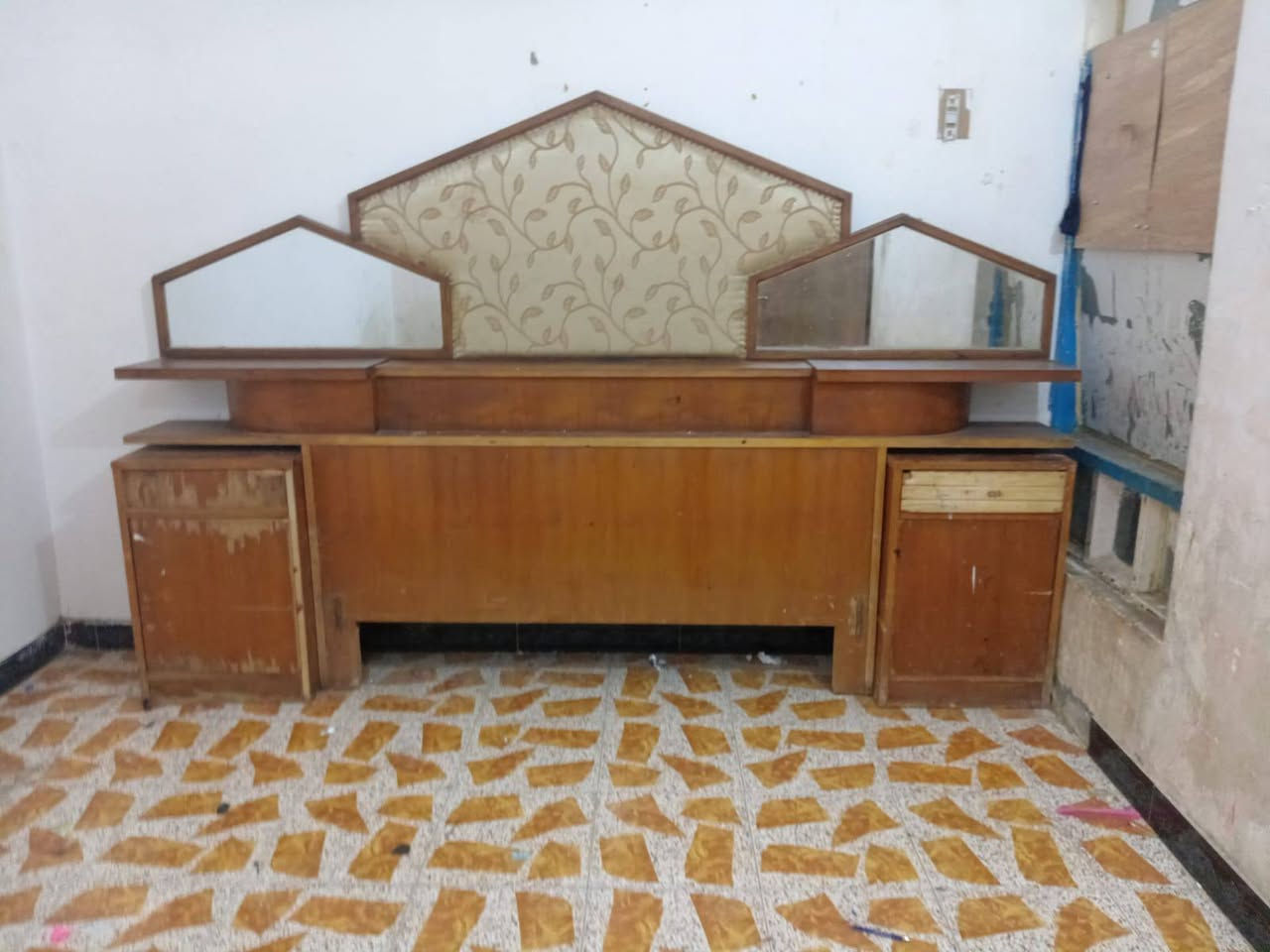 للبيع بوفيه تزكام نقصها بس ترتيب جاهزه جام كامل و تاج چربايه سعرهن 300 متوفر خاص مكاني بالعماره ببو رمانه رقم ***********
