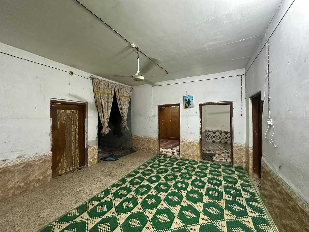 سلام عليكم بيت للبيع مساحه 197متر طابو صرف حر  تفاصيل لبيت 3غرف وبراني وصاله وتخاريج ومطبخ خارجي ومساحه بيت جبيره عنوان لبيت قرب ابن الكاضم مراسله خاص او اتصل ***********
