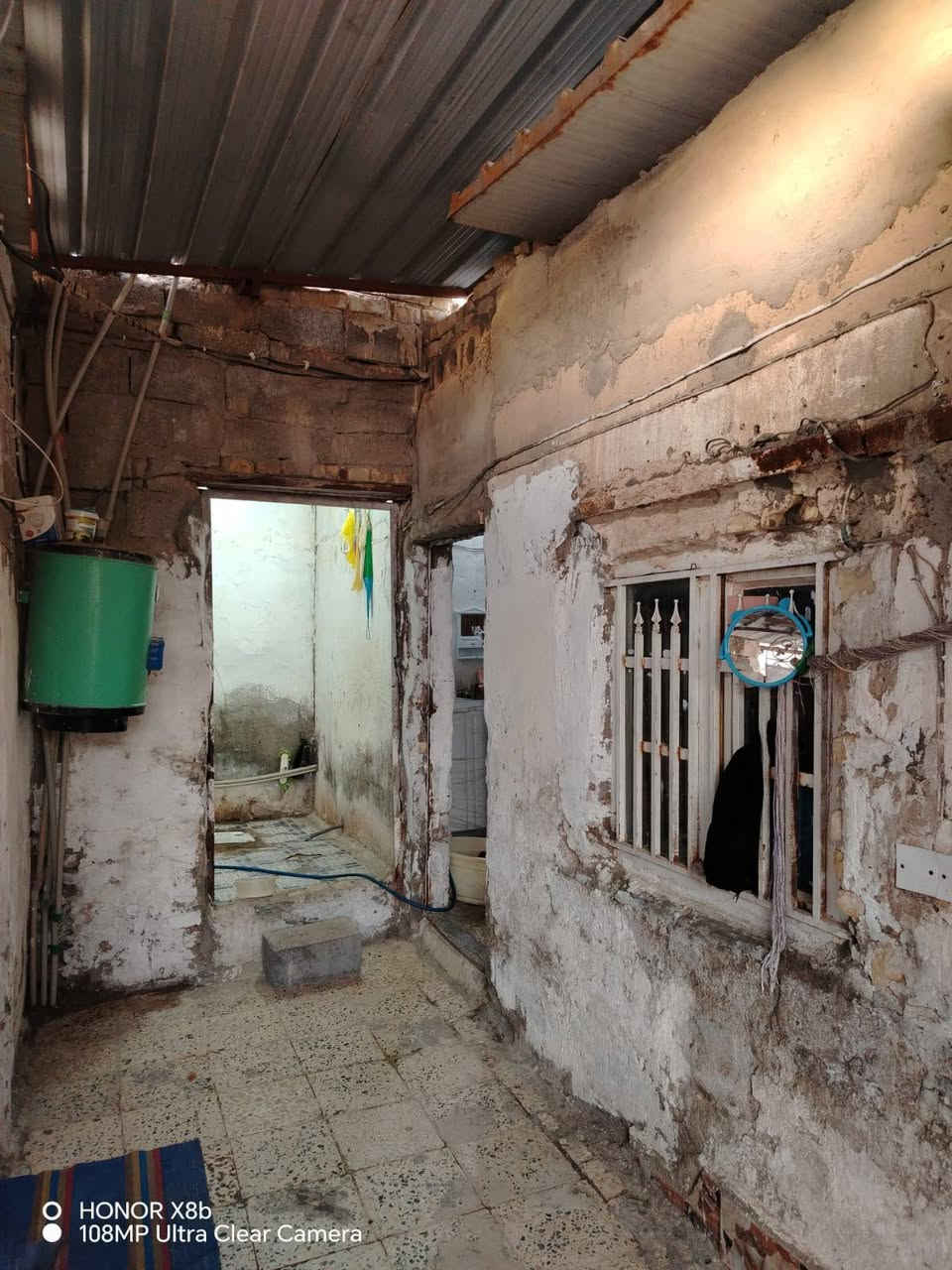 سلام عليكم بيت حواسم للبيع متكون من 3غرف . صالة .مطبخ .
. استقبال .صحيات و قطع راض   
عنوان البيت حي نداء 
السعر 6000500
***********
