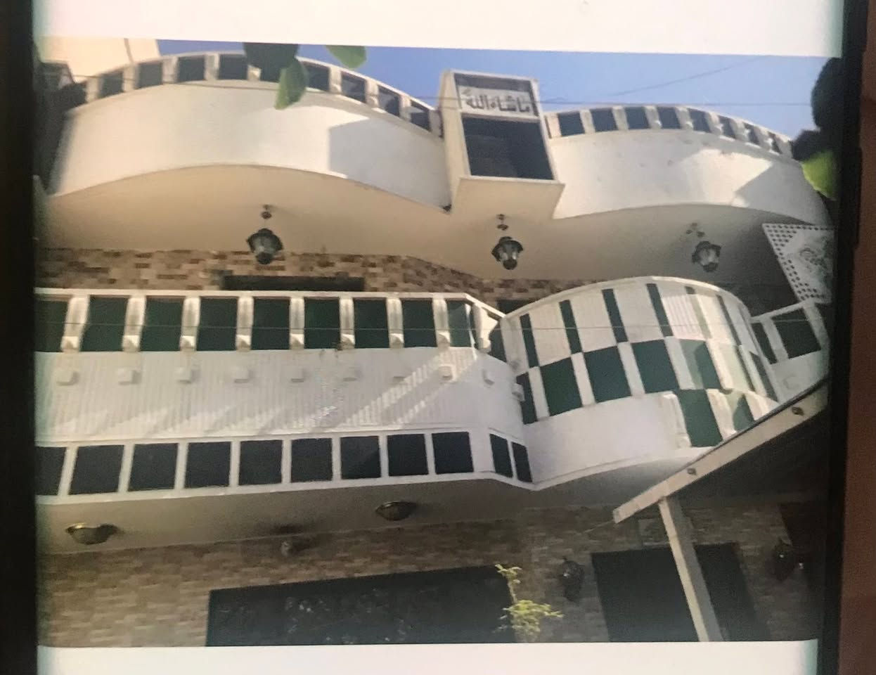 دار حديث طابو للبيع في الامين فرع مول الامين قرب سوق الشهداء
١٥٠ متر بالسند. لكن واقع حال ٢١٠ متر واجهة ١٠ متر  رصيف امام البيت اكثر من ١٠ متر   
البيت يتكون من وحدتين سكنية  مساحة البناء ١٥٠ متر اكل وحدة سكنية والباقي كراج وحديقة  
الارضي  فيه ٢ غرفة نوم  واستقبال ومطبخ وصحيان وصالة ودرج دايري  و٢ منور 
الطابق الاعلى استقبال ونوم ومطبخ وصحيات 

السعر ٣٧٥ مليون 

للاستفسار  ***********
